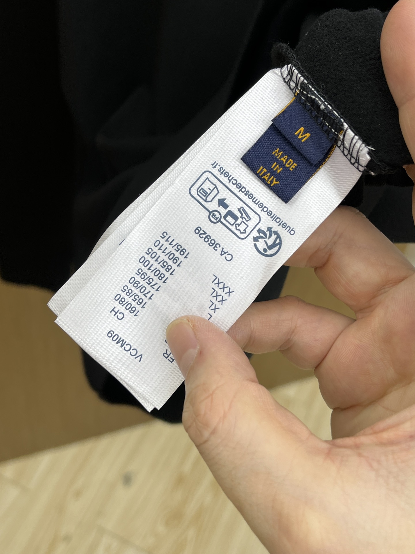 秋冬 LV 25ss秋季【新品】新款贸易订单圆领长袖网红款！上身舒适透气，不僵硬，整体有着丰富的立体感，