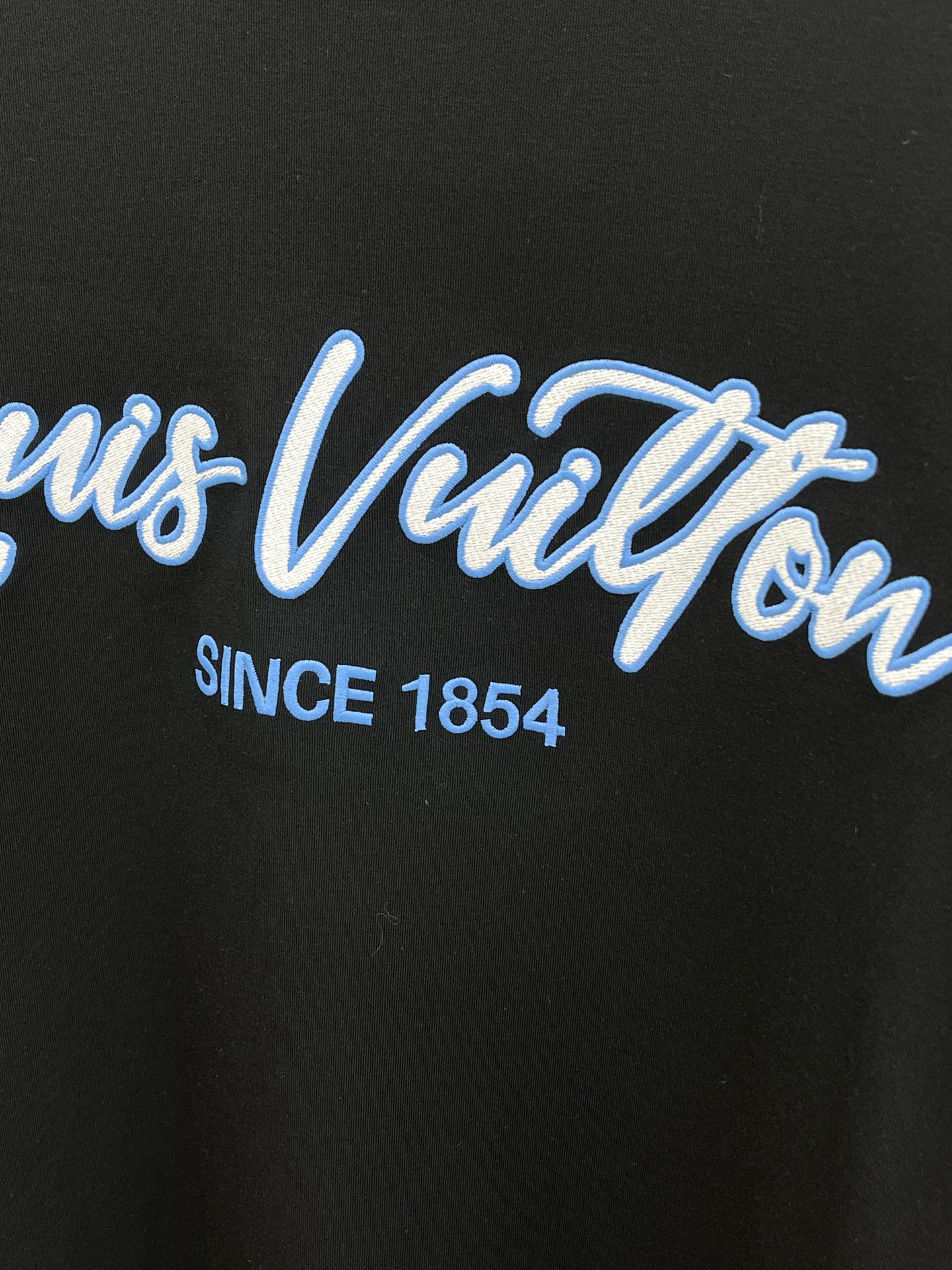 秋冬 LV 25ss秋季【新品】新款贸易订单圆领长袖网红款！上身舒适透气，不僵硬，整体有着丰富的立体感，