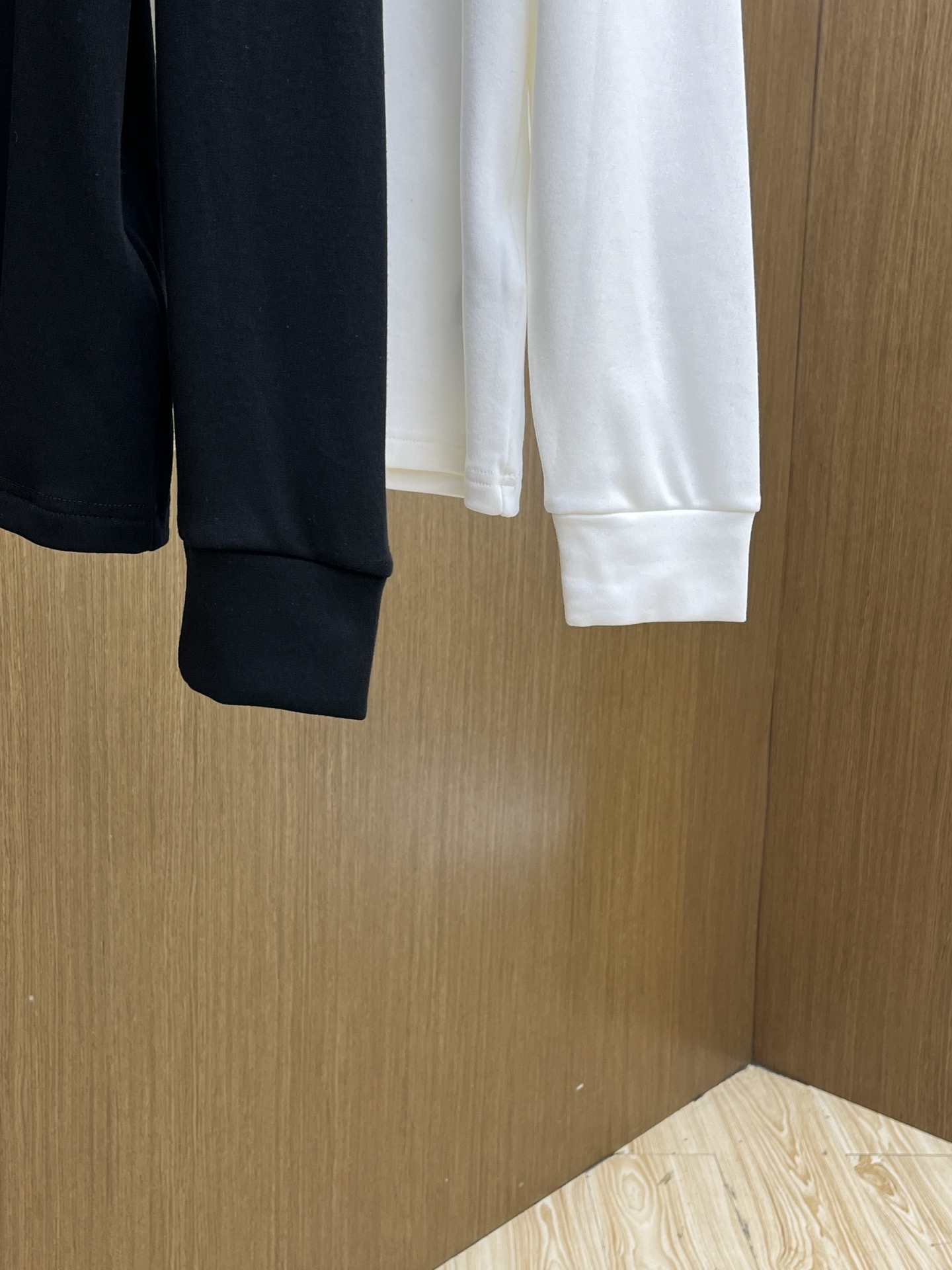 秋冬 LV 25ss秋季【新品】新款贸易订单圆领长袖网红款！上身舒适透气，不僵硬，整体有着丰富的立体感，