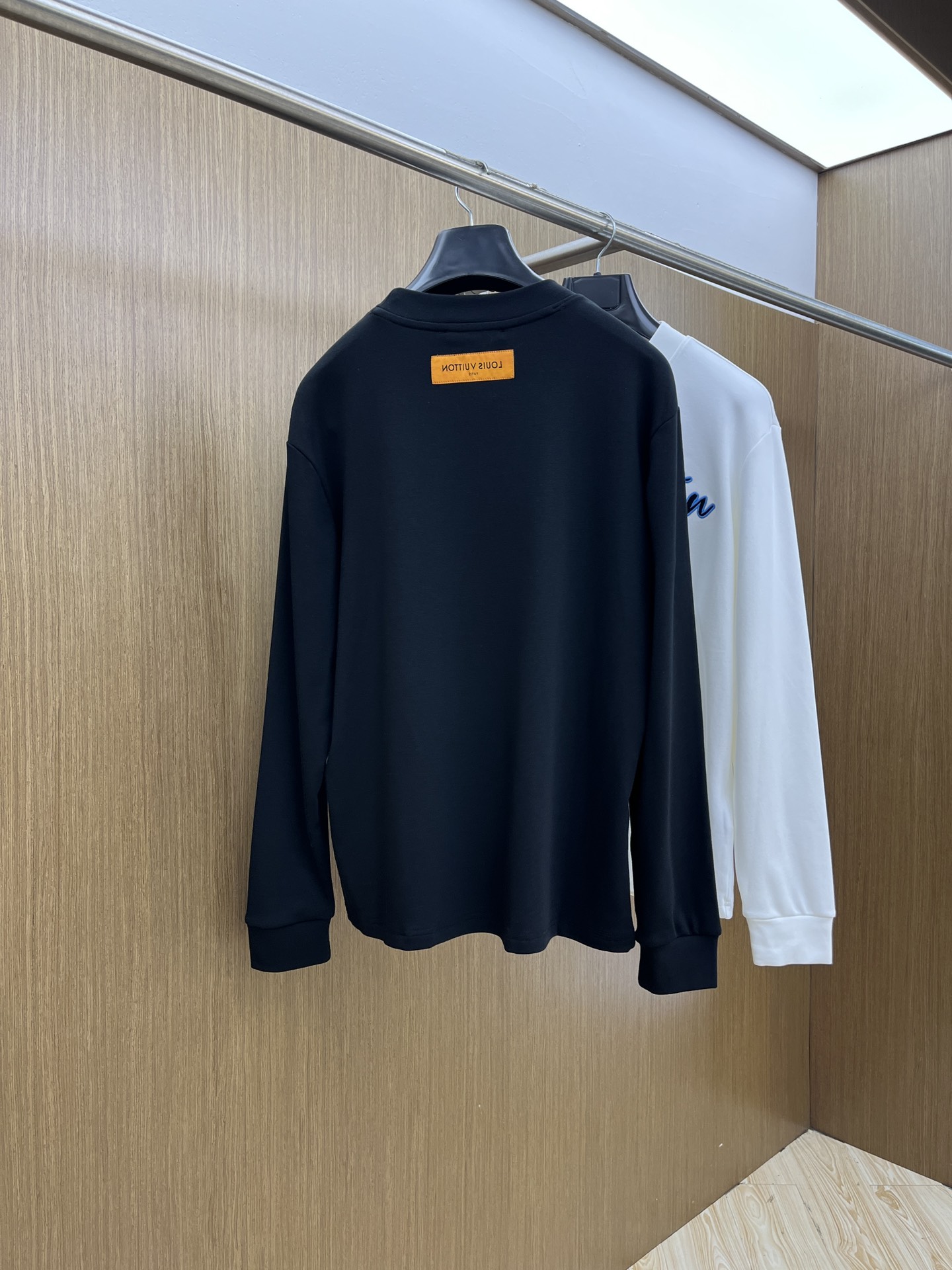 秋冬 LV 25ss秋季【新品】新款贸易订单圆领长袖网红款！上身舒适透气，不僵硬，整体有着丰富的立体感，