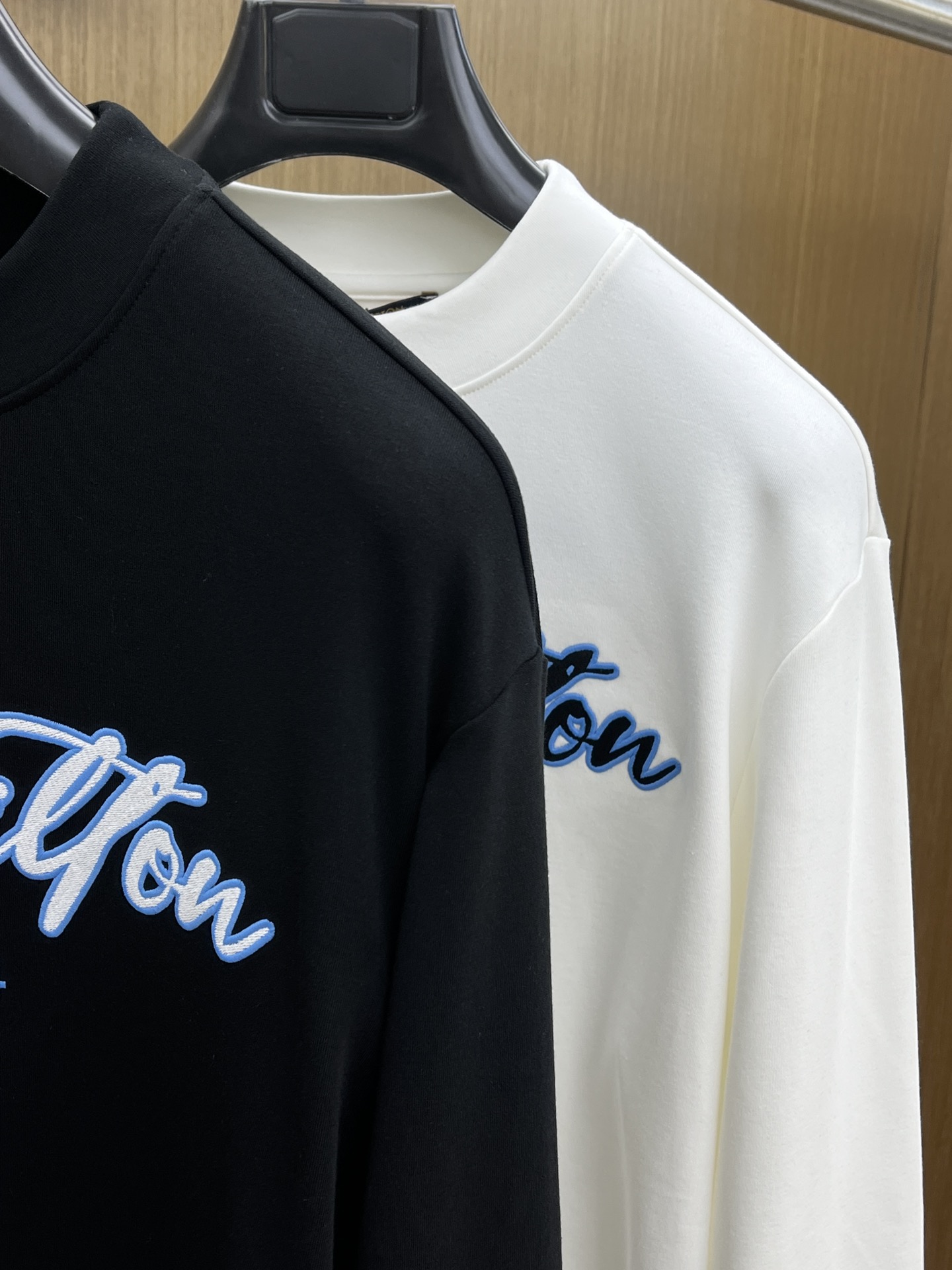 秋冬 LV 25ss秋季【新品】新款贸易订单圆领长袖网红款！上身舒适透气，不僵硬，整体有着丰富的立体感，