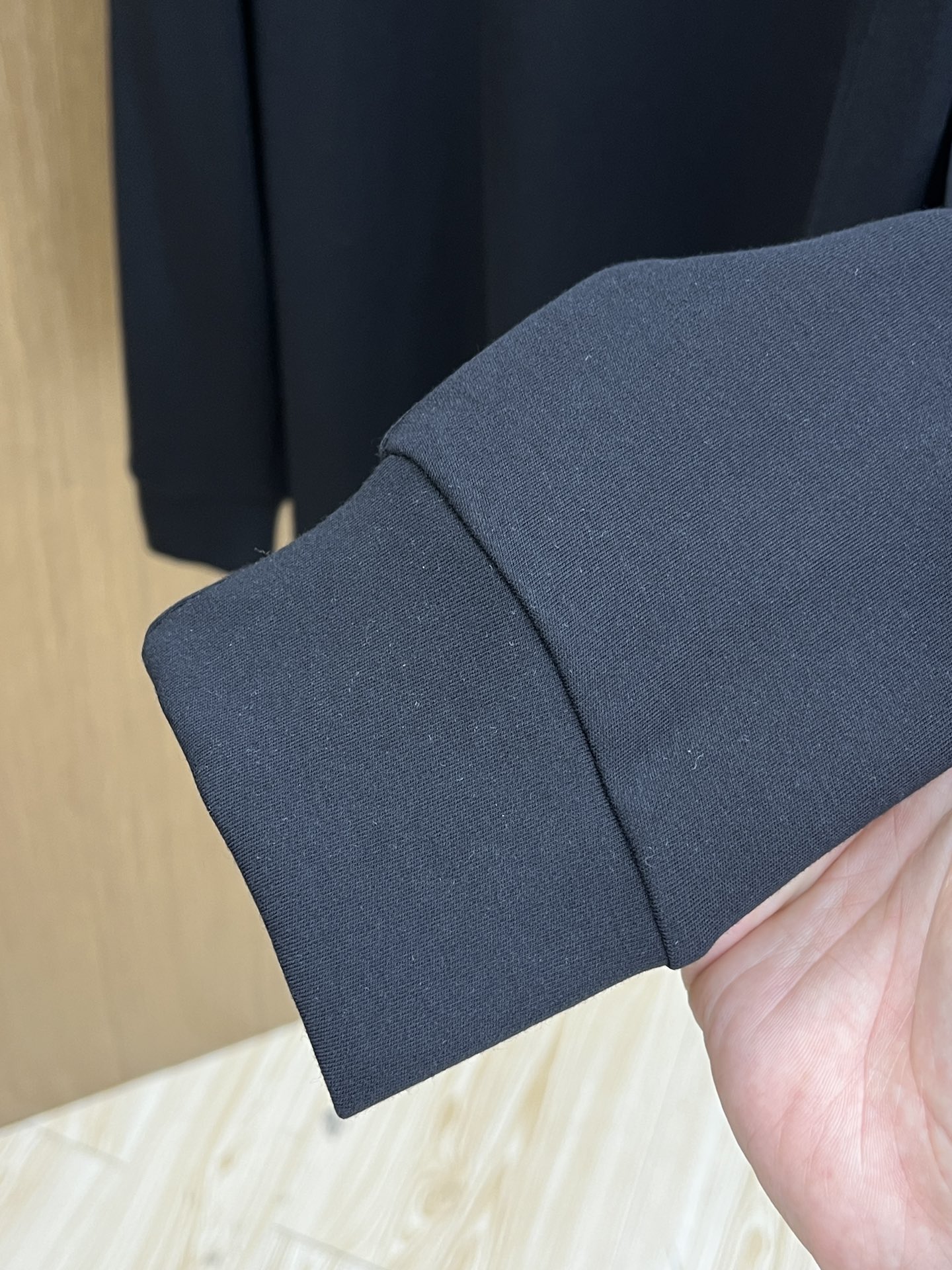 秋冬 LV 25ss秋季【新品】新款贸易订单圆领长袖网红款！上身舒适透气，不僵硬，整体有着丰富的立体感，