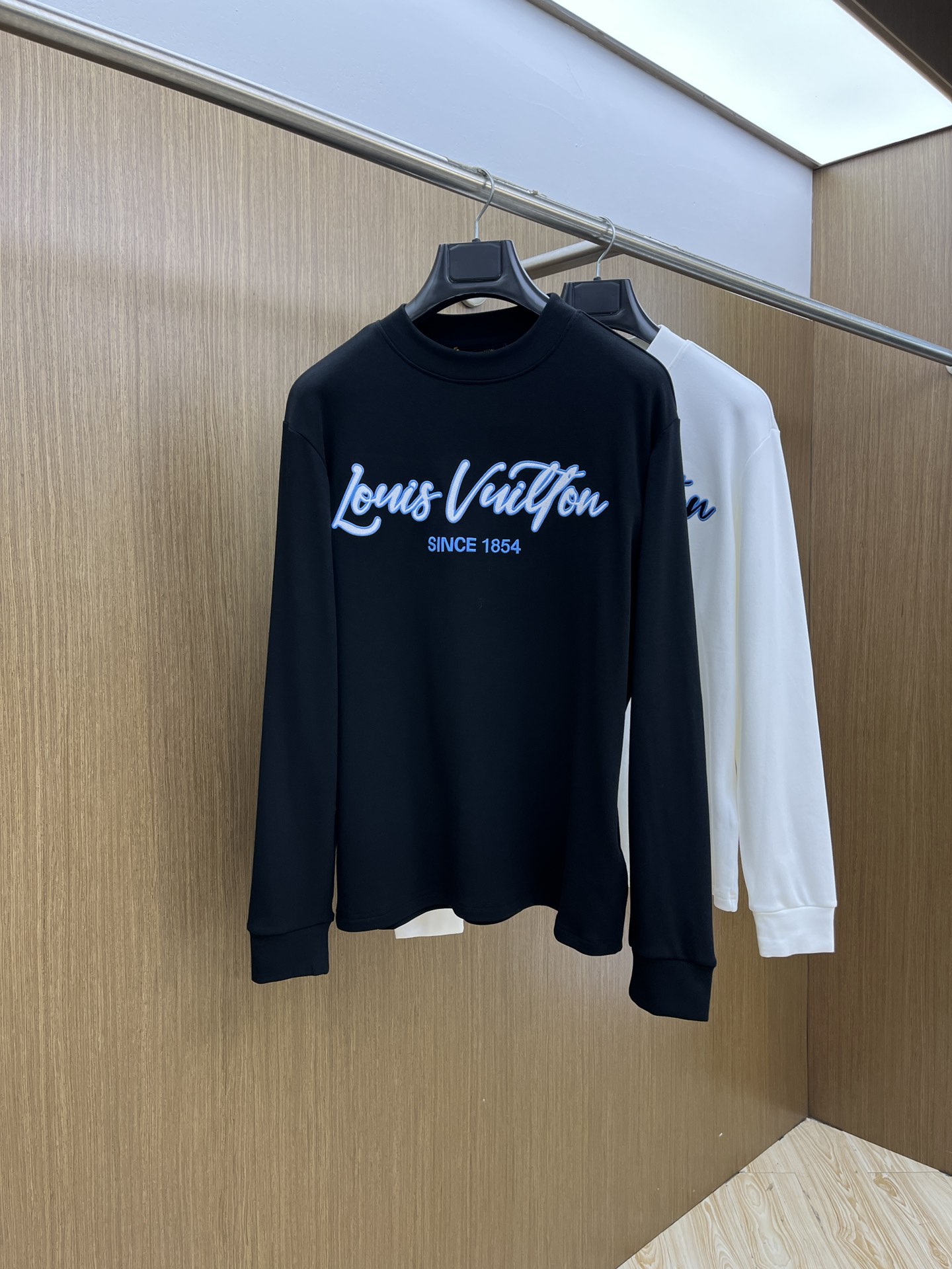 秋冬 LV 25ss秋季【新品】新款贸易订单圆领长袖网红款！上身舒适透气，不僵硬，整体有着丰富的立体感，