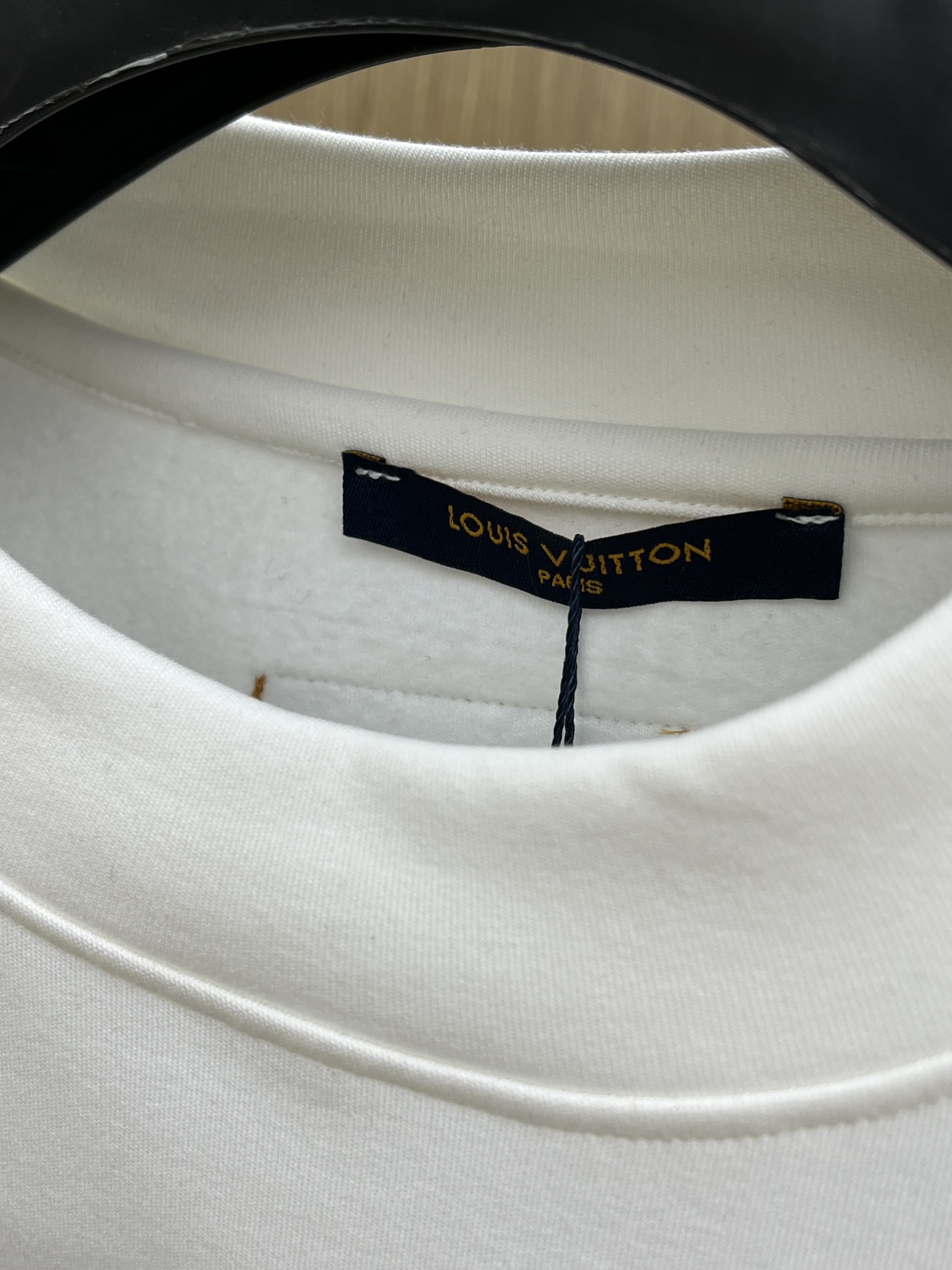 秋冬 LV 25ss秋季【新品】新款贸易订单圆领长袖网红款！上身舒适透气，不僵硬，整体有着丰富的立体感，