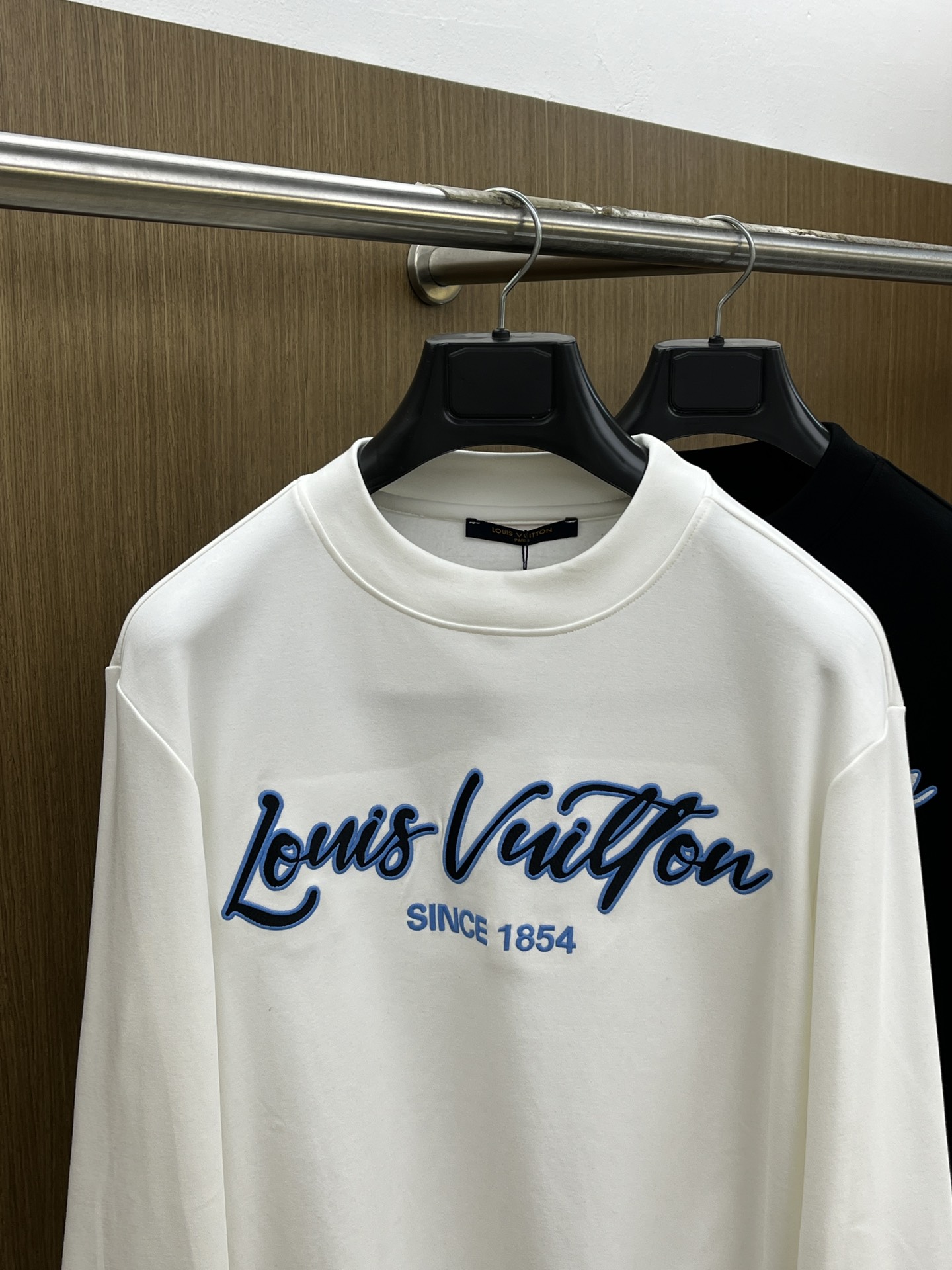 秋冬 LV 25ss秋季【新品】新款贸易订单圆领长袖网红款！上身舒适透气，不僵硬，整体有着丰富的立体感，