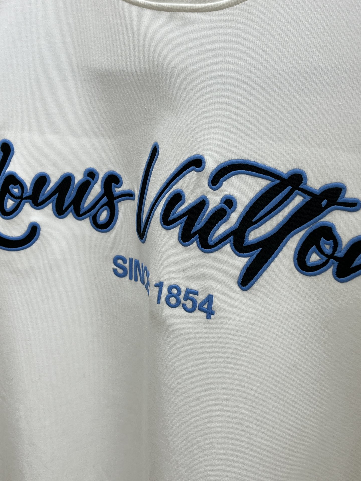 秋冬 LV 25ss秋季【新品】新款贸易订单圆领长袖网红款！上身舒适透气，不僵硬，整体有着丰富的立体感，