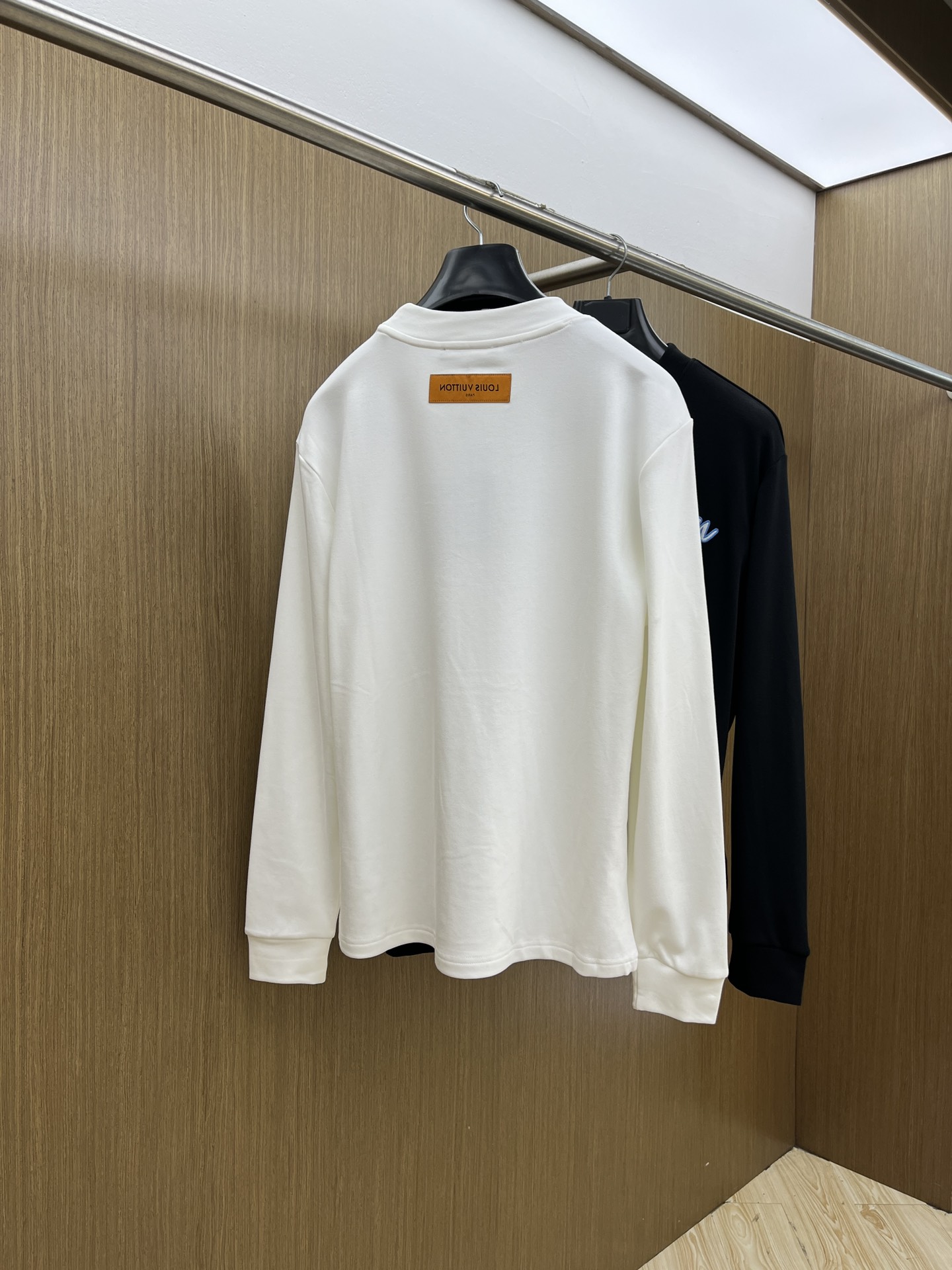 秋冬 LV 25ss秋季【新品】新款贸易订单圆领长袖网红款！上身舒适透气，不僵硬，整体有着丰富的立体感，