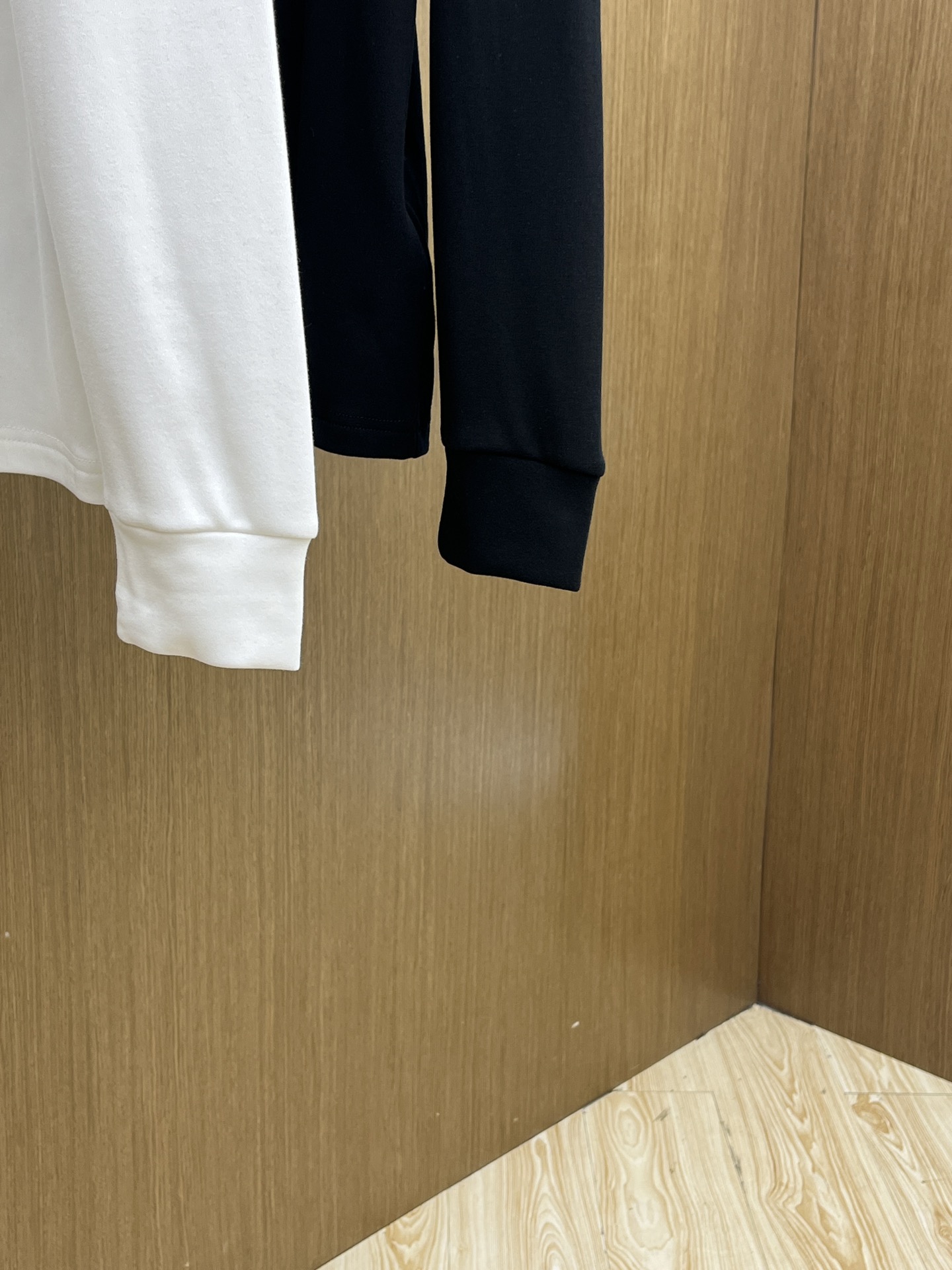 秋冬 LV 25ss秋季【新品】新款贸易订单圆领长袖网红款！上身舒适透气，不僵硬，整体有着丰富的立体感，