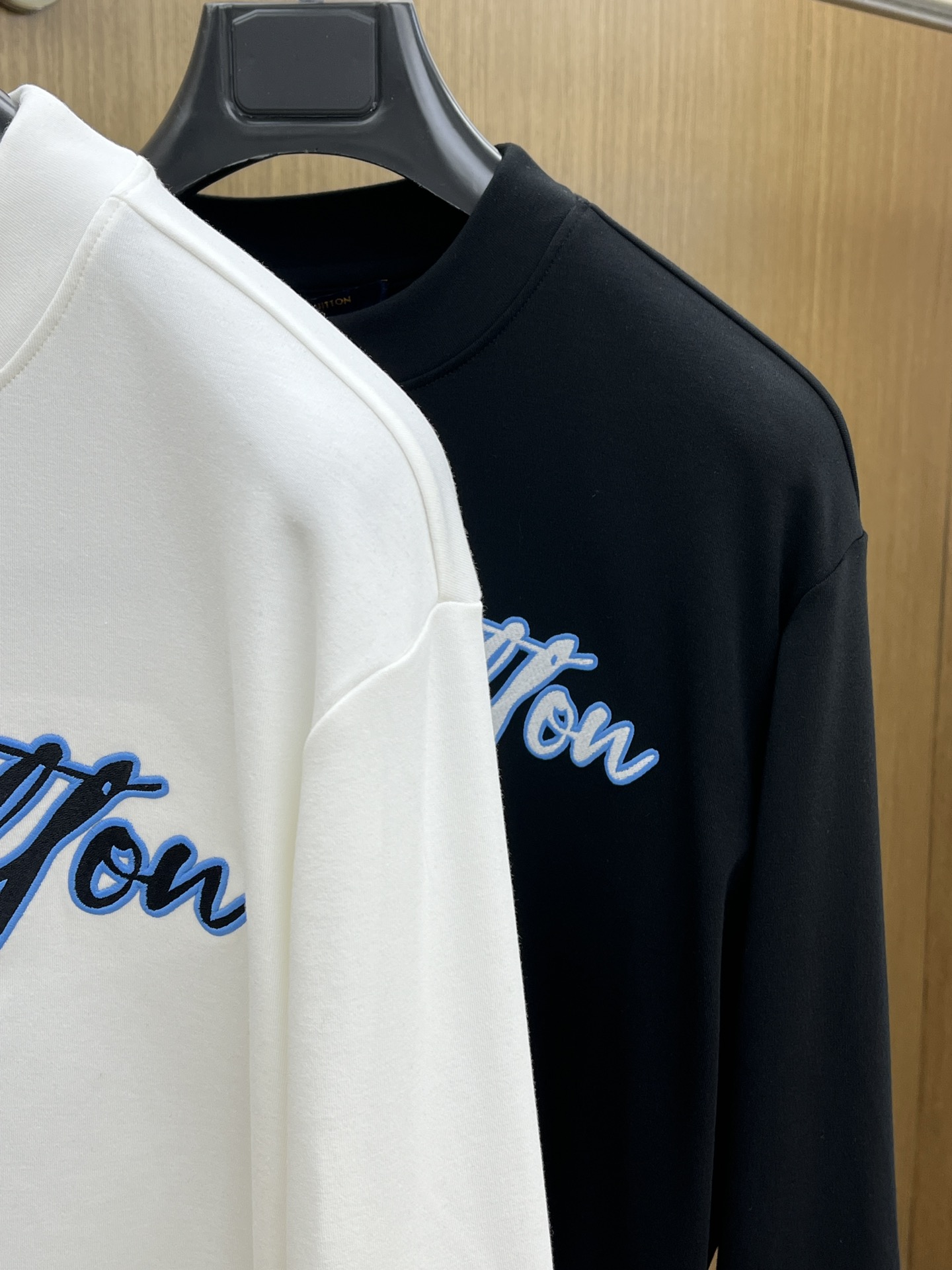 秋冬 LV 25ss秋季【新品】新款贸易订单圆领长袖网红款！上身舒适透气，不僵硬，整体有着丰富的立体感，