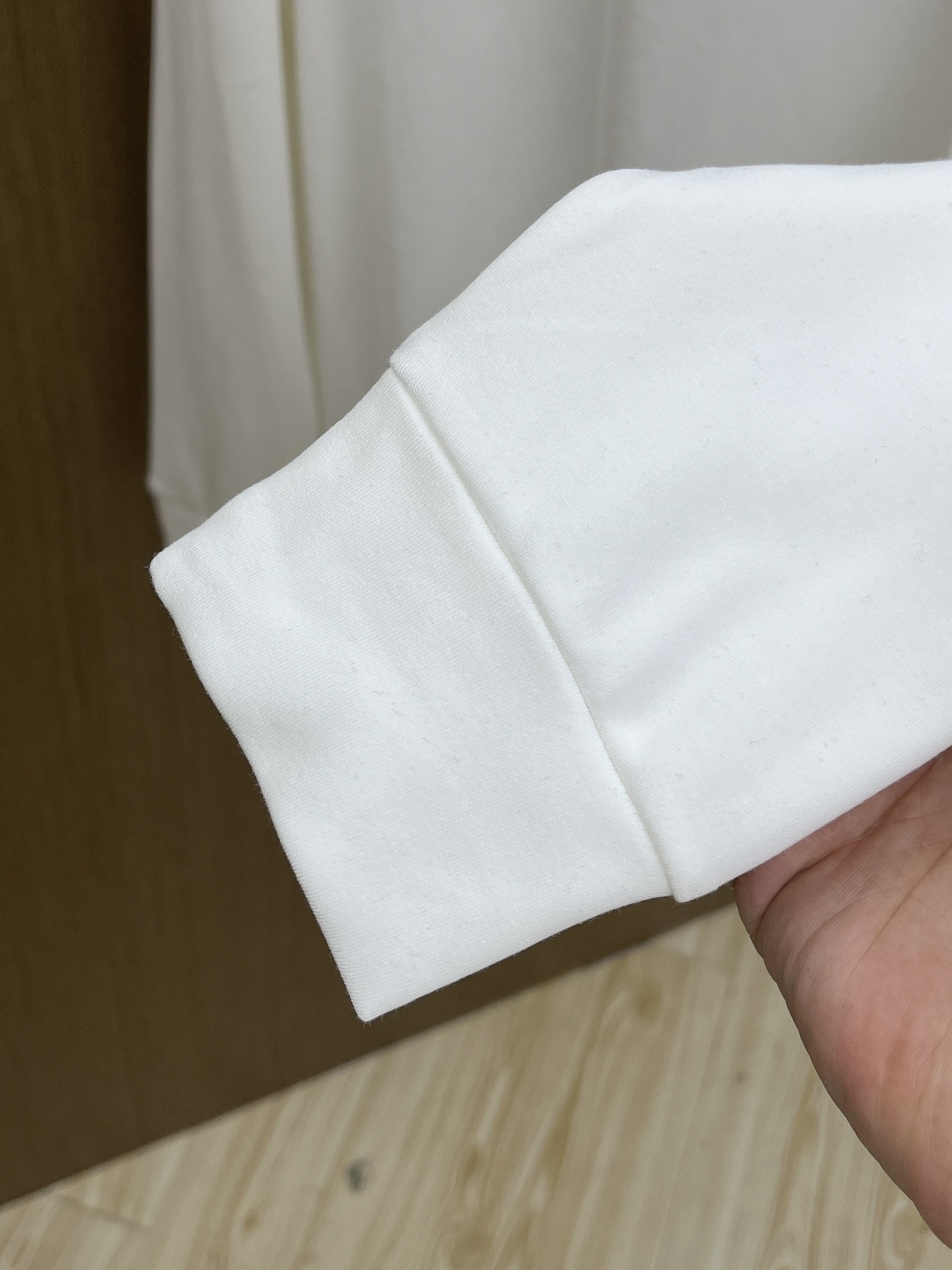 秋冬 LV 25ss秋季【新品】新款贸易订单圆领长袖网红款！上身舒适透气，不僵硬，整体有着丰富的立体感，