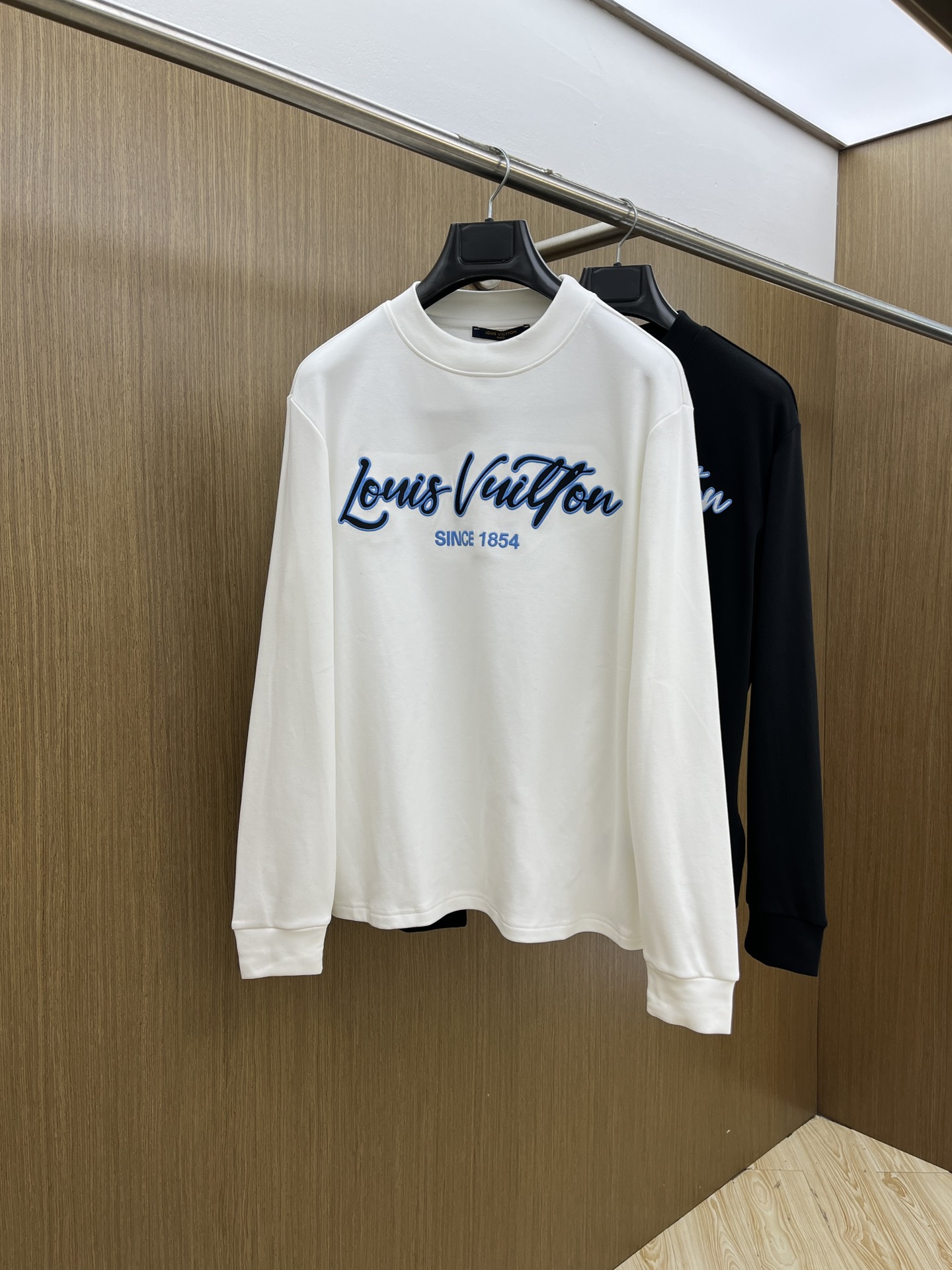 NO:527938,Autumn and Winter LV 25ss Autumn [New Product] New Trade Order Round Neck Long Sleeve Internet Celebrity Model!  The upper body is comfortable and breathable, not stiff, and the overall three-dimensional sense is rich, and the quality export orders meet the simple needs of commuters for dress. The upper body is very effective, it looks slim and does not picky about the figure. The fabric workmanship... Improper, good craftsmanship can make you look good and tasteful, ffj must-have items. S-2XL,,louis vuitton,alexander wang19860909秋冬 LV 25ss秋季【新品】新款贸易订单圆领长袖网红款！上身舒适透气,不僵硬,整体有着丰富的立体感,品质出口订单,满足通勤人们对于着装的简约需求,上身效果很好,显瘦,不挑剔身材.面料做工....无可挑剔,好工艺好面料才能穿出好品味一款,ffj人手必备单品 码数S-2XL,,louis vuitton,alexander wang,Men's clothing