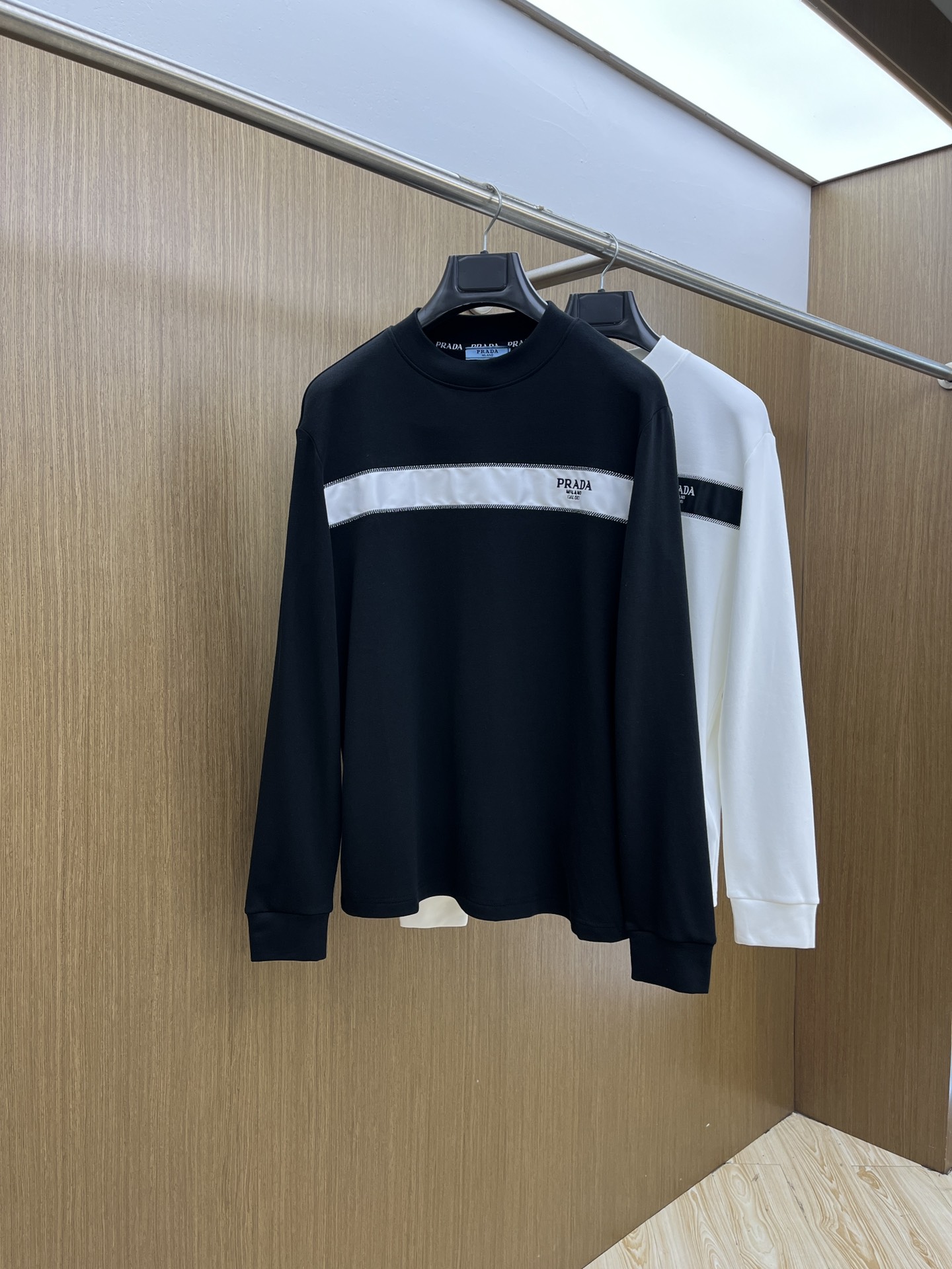 秋冬 PD 25ss秋季【新品】新款贸易订单圆领长袖网红款！上身舒适透气，不僵硬，整体有着丰富的立体感，