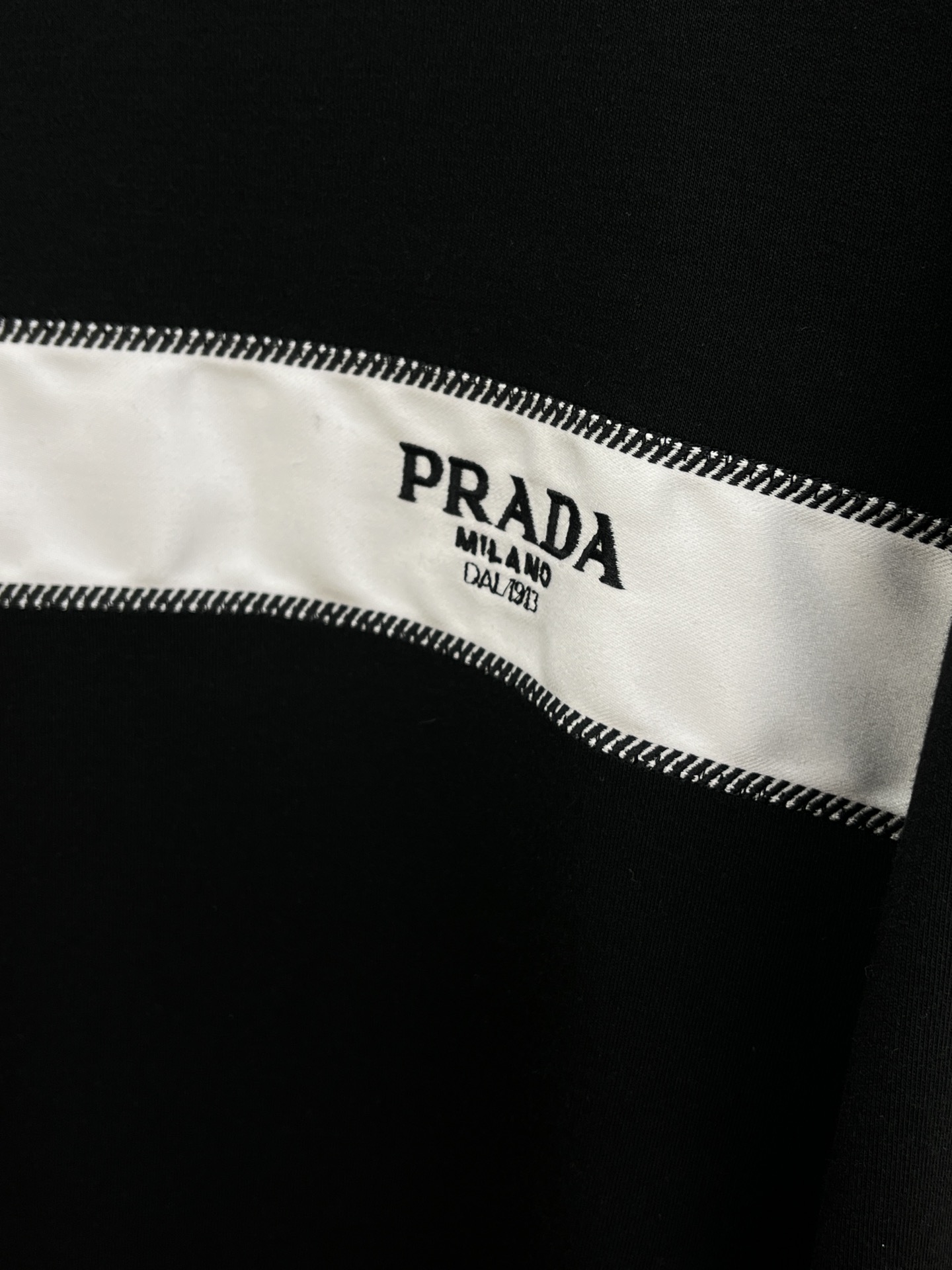 秋冬 PD 25ss秋季【新品】新款贸易订单圆领长袖网红款！上身舒适透气，不僵硬，整体有着丰富的立体感，