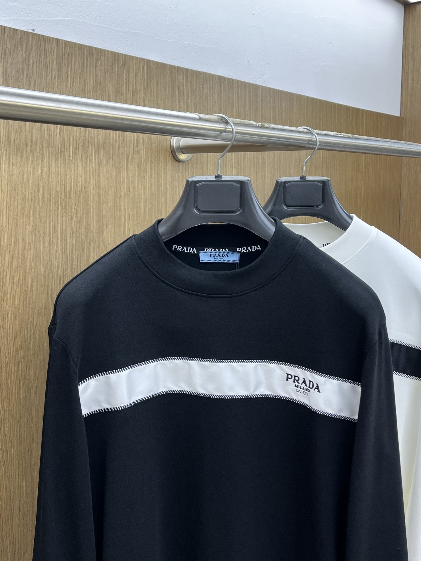 秋冬 PD 25ss秋季【新品】新款贸易订单圆领长袖网红款！上身舒适透气，不僵硬，整体有着丰富的立体感，