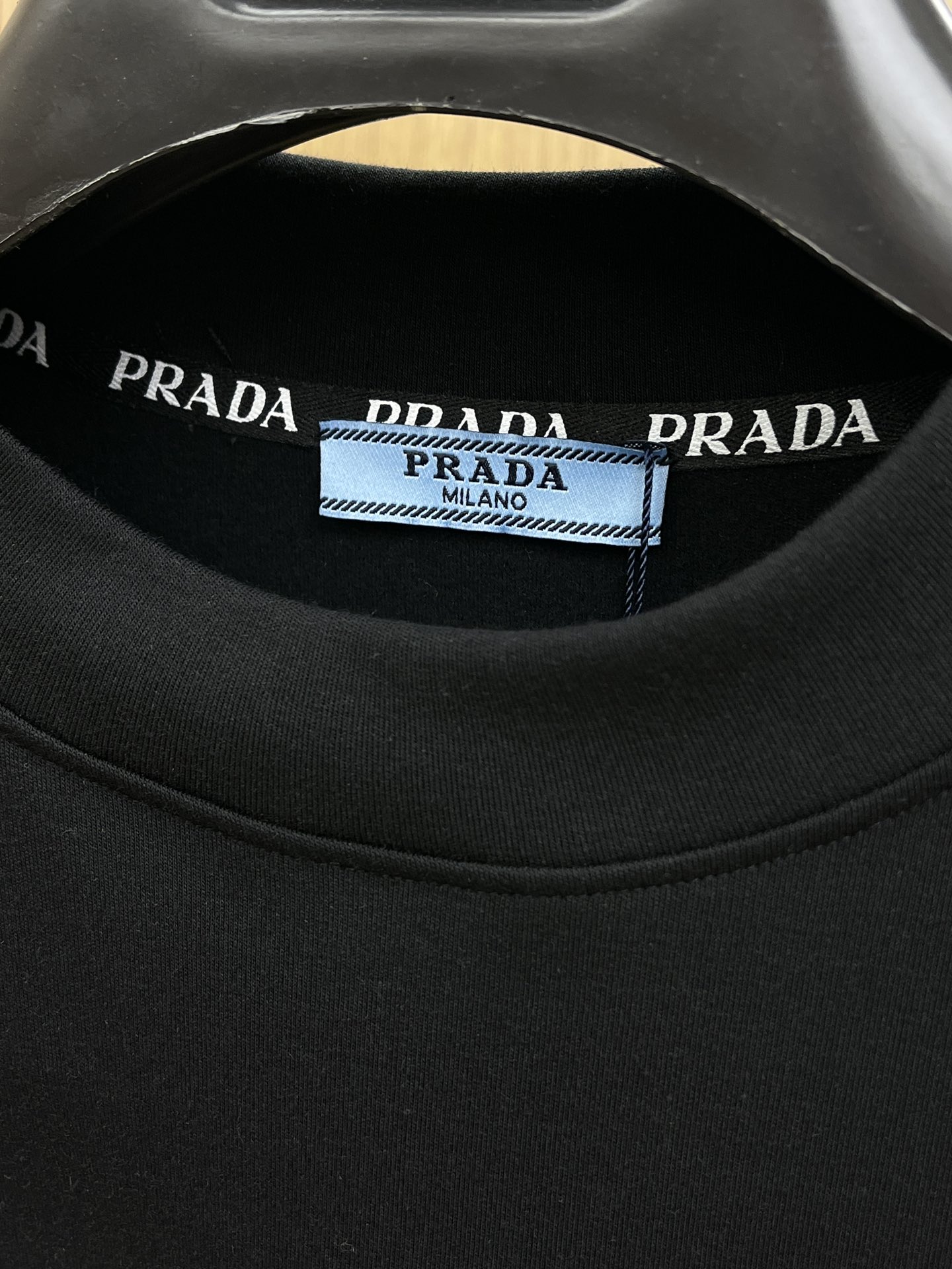 秋冬 PD 25ss秋季【新品】新款贸易订单圆领长袖网红款！上身舒适透气，不僵硬，整体有着丰富的立体感，