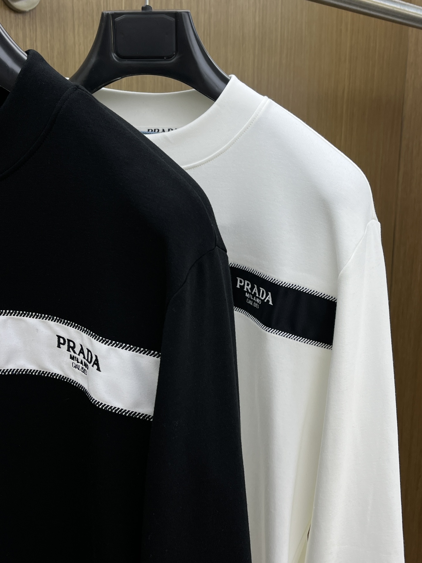 秋冬 PD 25ss秋季【新品】新款贸易订单圆领长袖网红款！上身舒适透气，不僵硬，整体有着丰富的立体感，