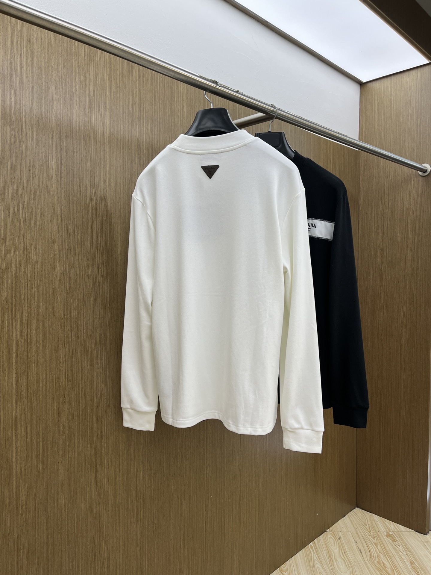 秋冬 PD 25ss秋季【新品】新款贸易订单圆领长袖网红款！上身舒适透气，不僵硬，整体有着丰富的立体感，