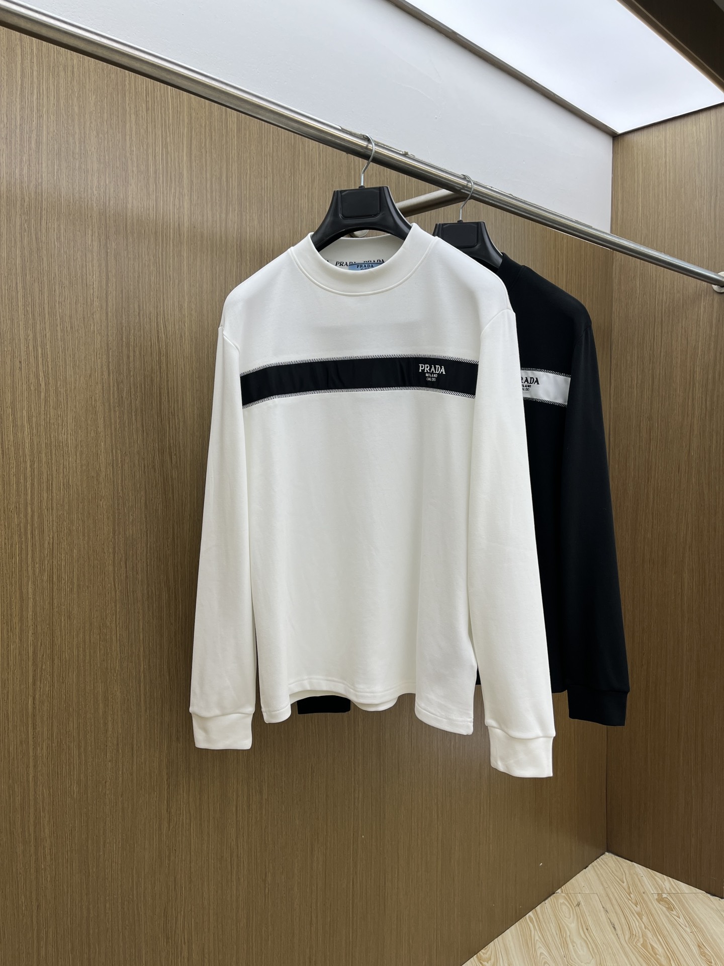 NO:527914,Autumn and Winter PD 25ss Autumn [New Product] New Trade Order Round Neck Long Sleeve Internet Celebrity Model!  The upper body is comfortable and breathable, not stiff, and has a rich three-dimensional sense overall. Its quality export orders meet the simple needs of commuters for dress. The upper body is very effective, it looks slim and does not picky about the figure. The fabric workmanship... Improper, good craftsmanship can make you look good and tasteful. A must-have item for ffj people. S-2XL, alexander wang19860909秋冬 PD 25ss秋季【新品】新款贸易订单圆领长袖网红款！上身舒适透气,不僵硬,整体有着丰富的立体感,品质出口订单,满足通勤人们对于着装的简约需求,上身效果很好,显瘦,不挑剔身材.面料做工....无可挑剔,好工艺好面料才能穿出好品味一款,ffj人手必备单品 码数S-2XL,,alexander wang,Men's clothing