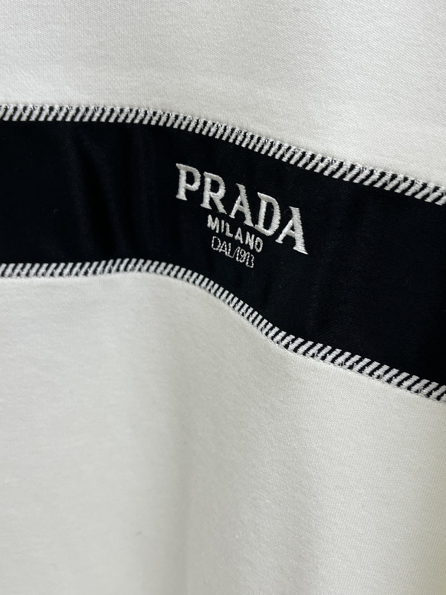 秋冬 PD 25ss秋季【新品】新款贸易订单圆领长袖网红款！上身舒适透气，不僵硬，整体有着丰富的立体感，