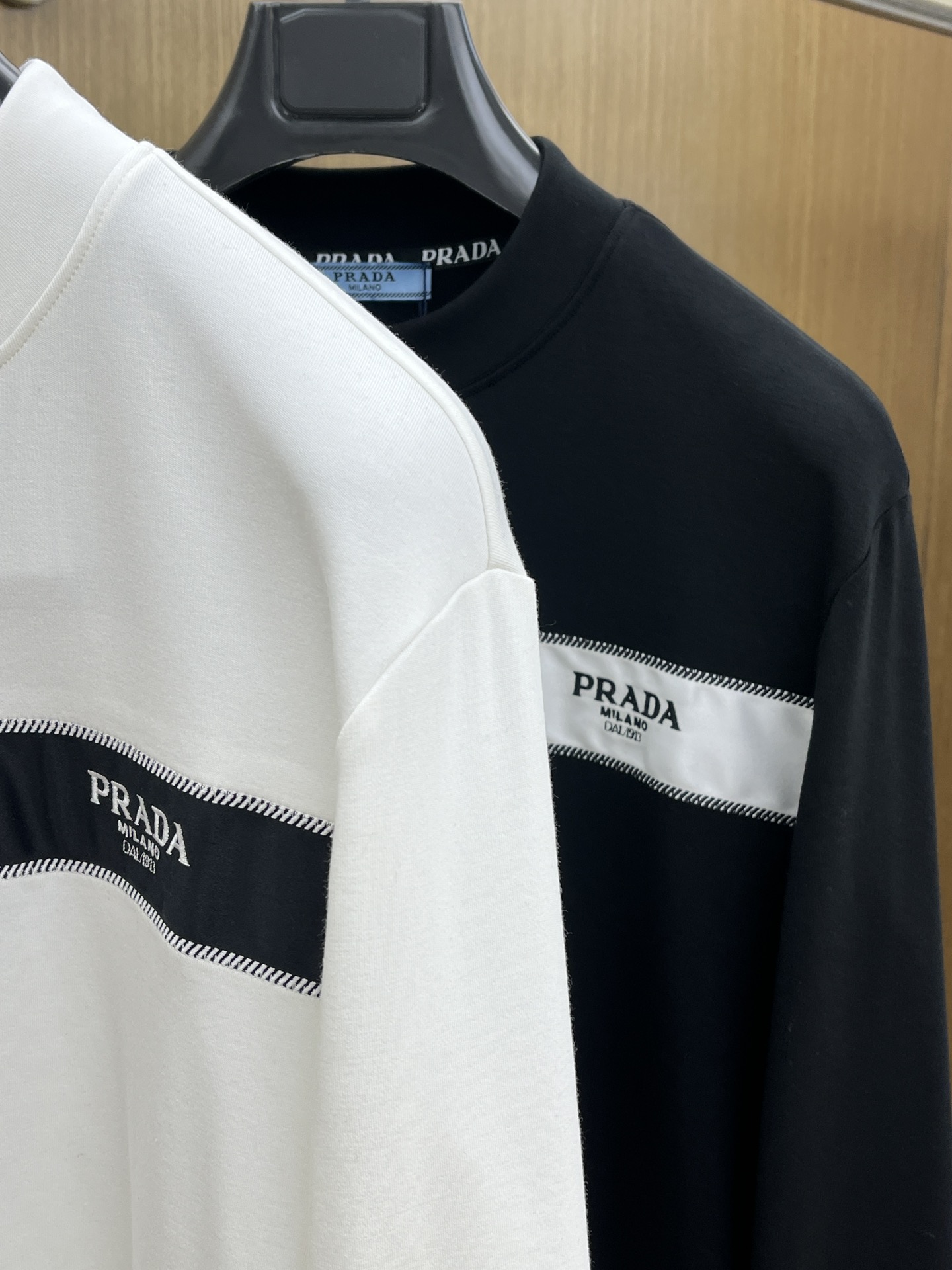 秋冬 PD 25ss秋季【新品】新款贸易订单圆领长袖网红款！上身舒适透气，不僵硬，整体有着丰富的立体感，