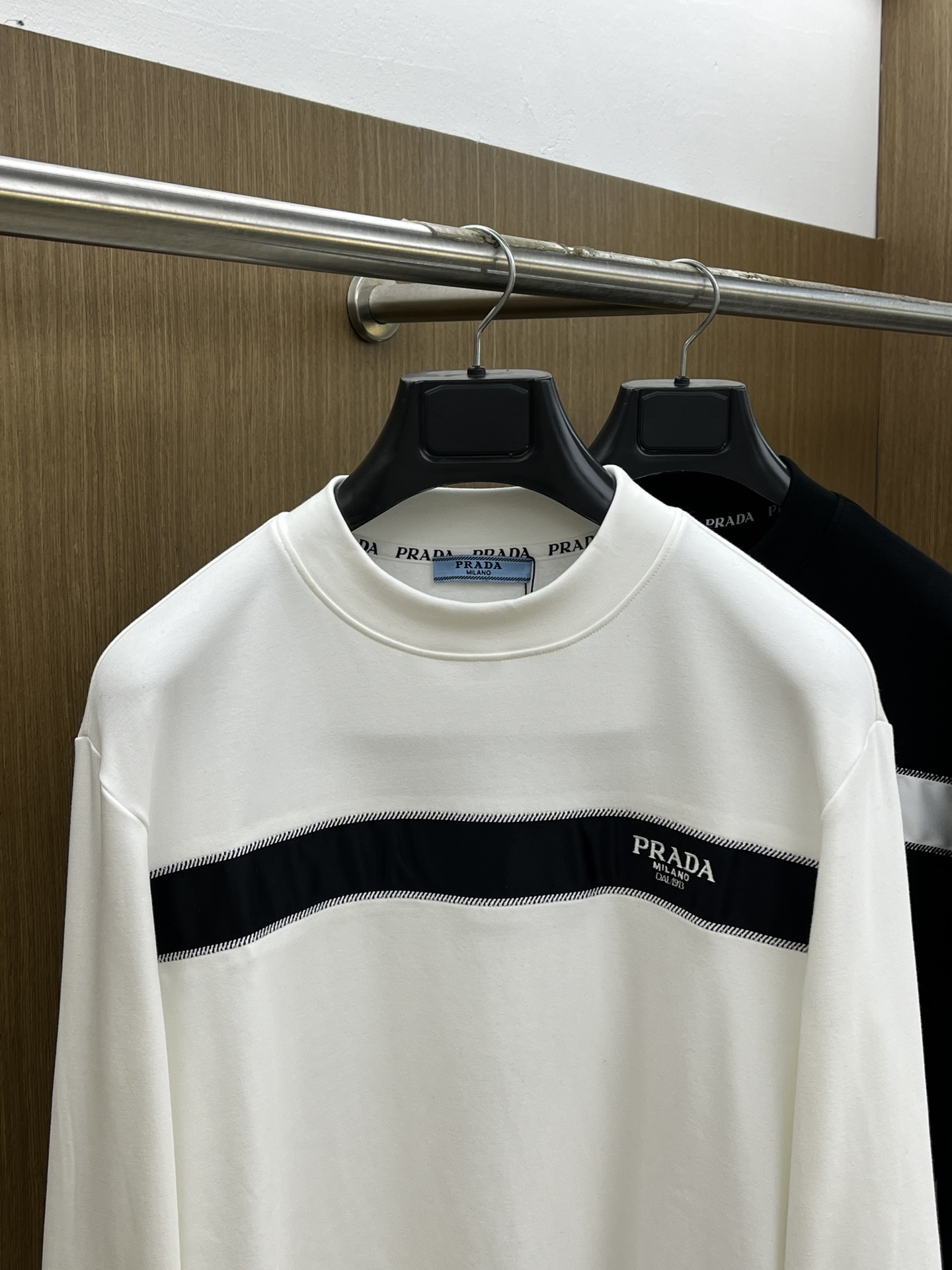 秋冬 PD 25ss秋季【新品】新款贸易订单圆领长袖网红款！上身舒适透气，不僵硬，整体有着丰富的立体感，