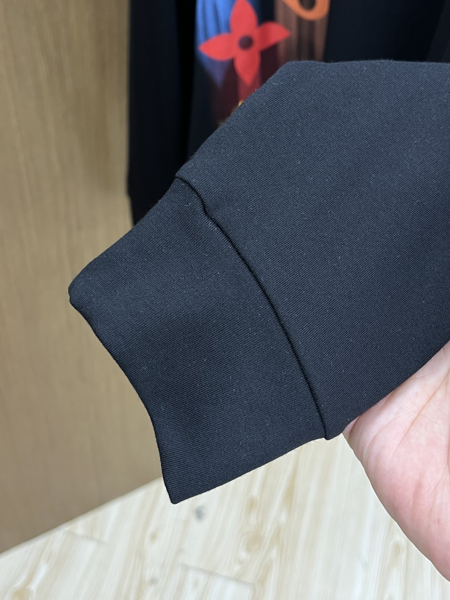 秋冬 LV 25ss秋季【新品】新款贸易订单圆领长袖网红款！上身舒适透气，不僵硬，整体有着丰富的立体感，