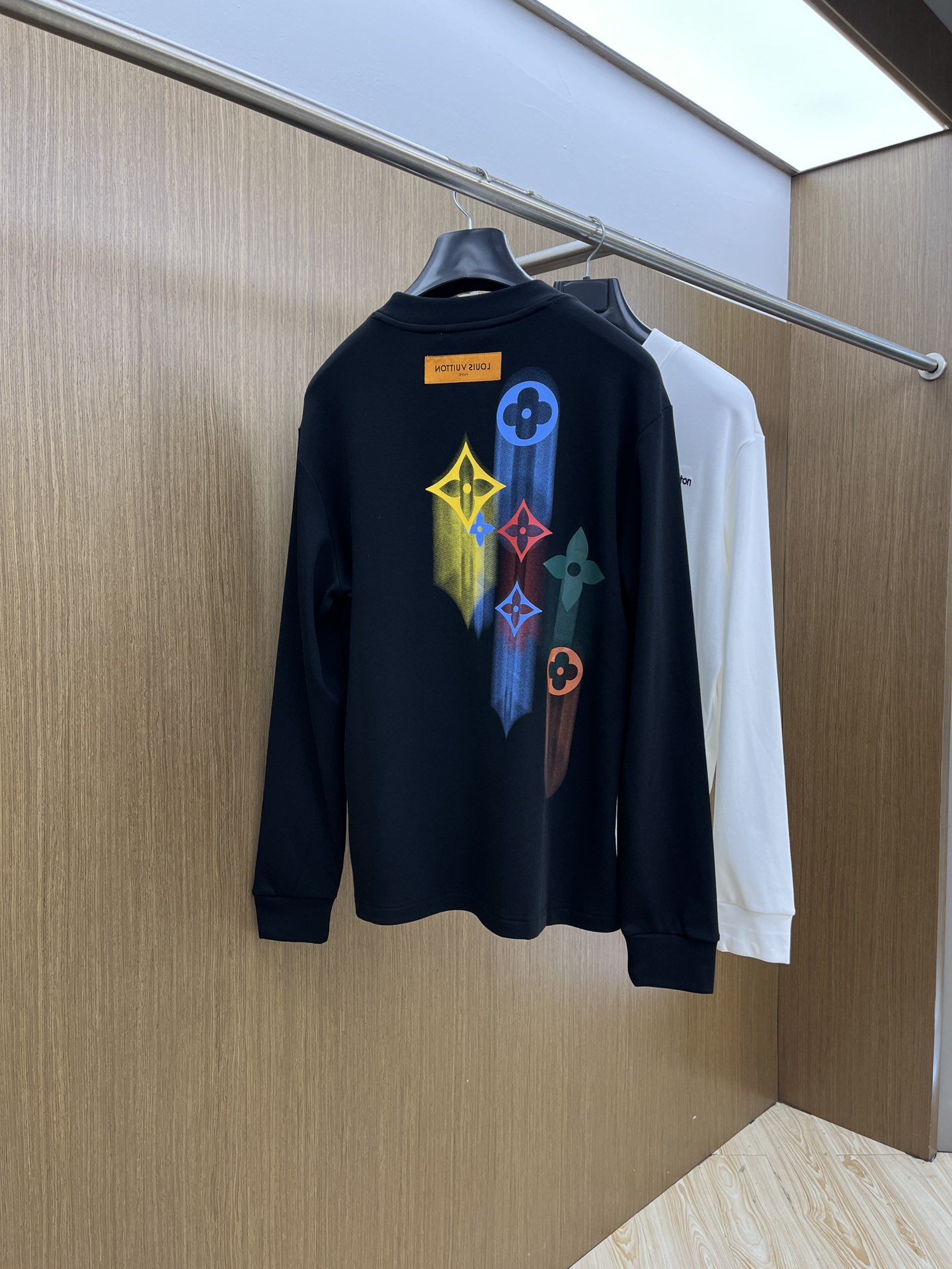 秋冬 LV 25ss秋季【新品】新款贸易订单圆领长袖网红款！上身舒适透气，不僵硬，整体有着丰富的立体感，