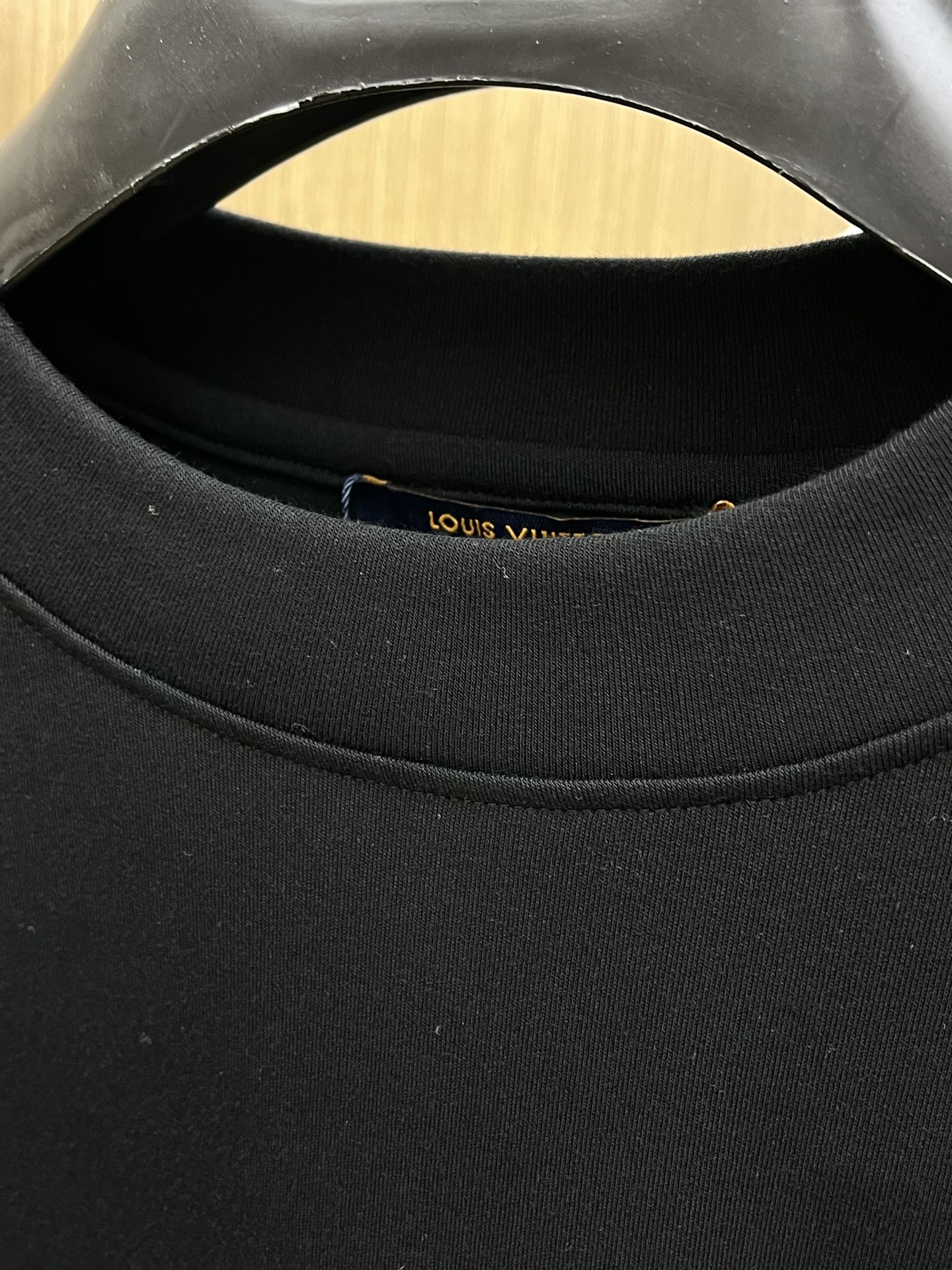 秋冬 LV 25ss秋季【新品】新款贸易订单圆领长袖网红款！上身舒适透气，不僵硬，整体有着丰富的立体感，