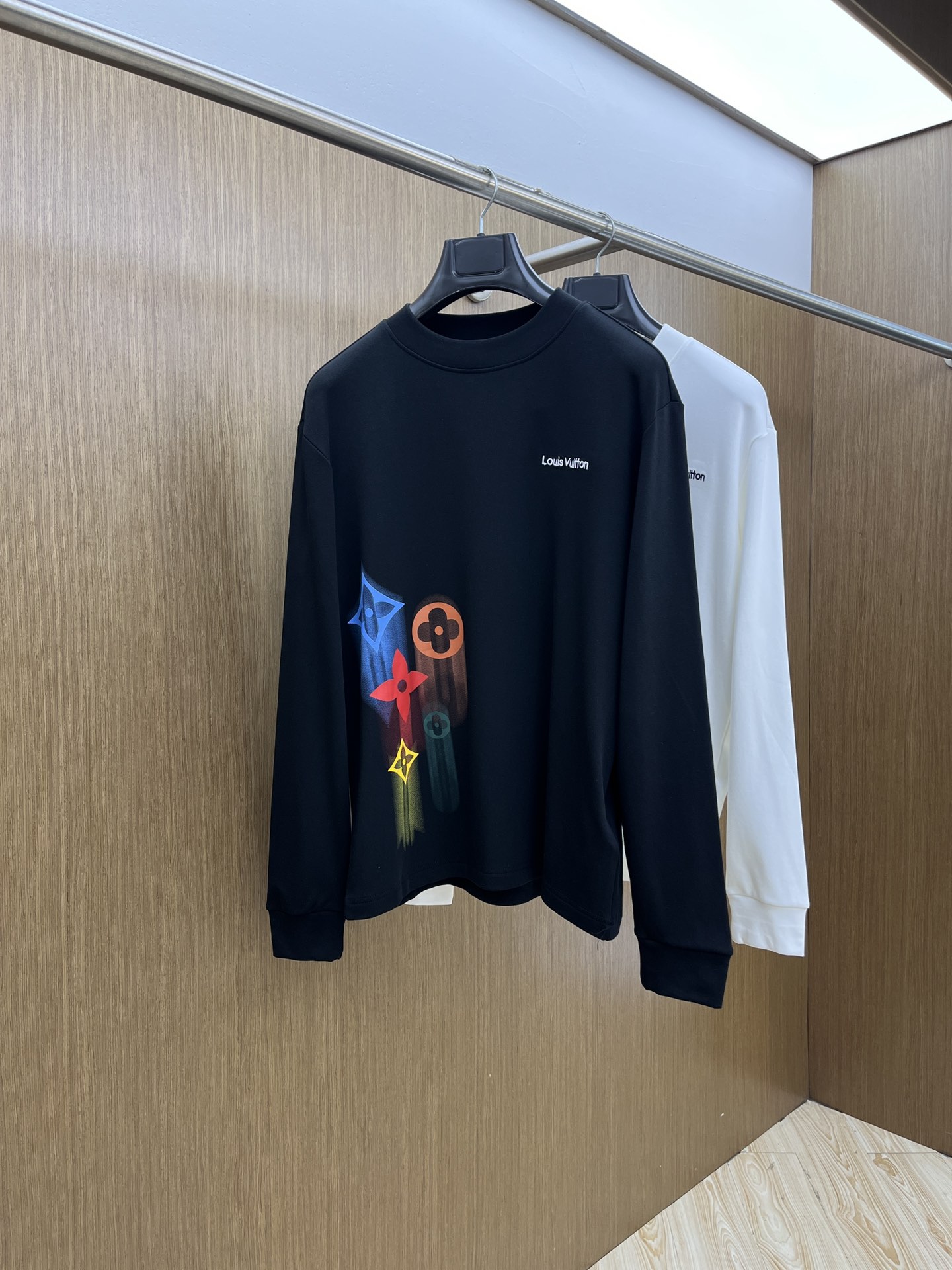 秋冬 LV 25ss秋季【新品】新款贸易订单圆领长袖网红款！上身舒适透气，不僵硬，整体有着丰富的立体感，