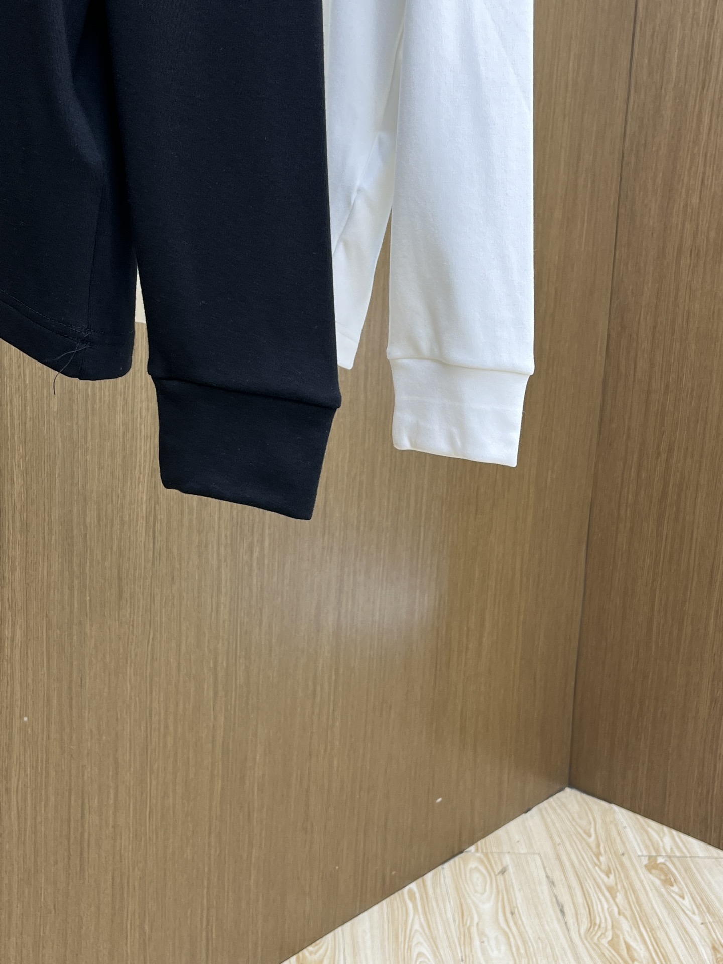 秋冬 LV 25ss秋季【新品】新款贸易订单圆领长袖网红款！上身舒适透气，不僵硬，整体有着丰富的立体感，