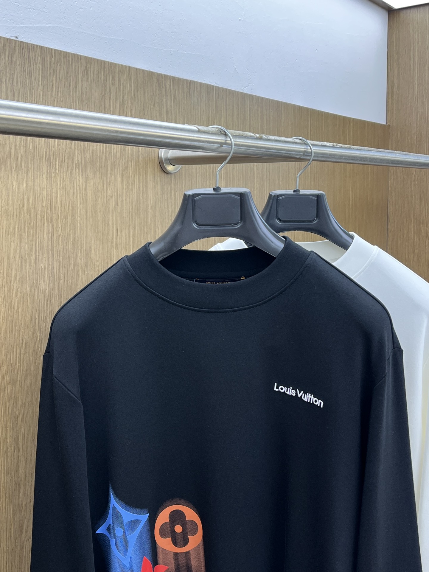 秋冬 LV 25ss秋季【新品】新款贸易订单圆领长袖网红款！上身舒适透气，不僵硬，整体有着丰富的立体感，