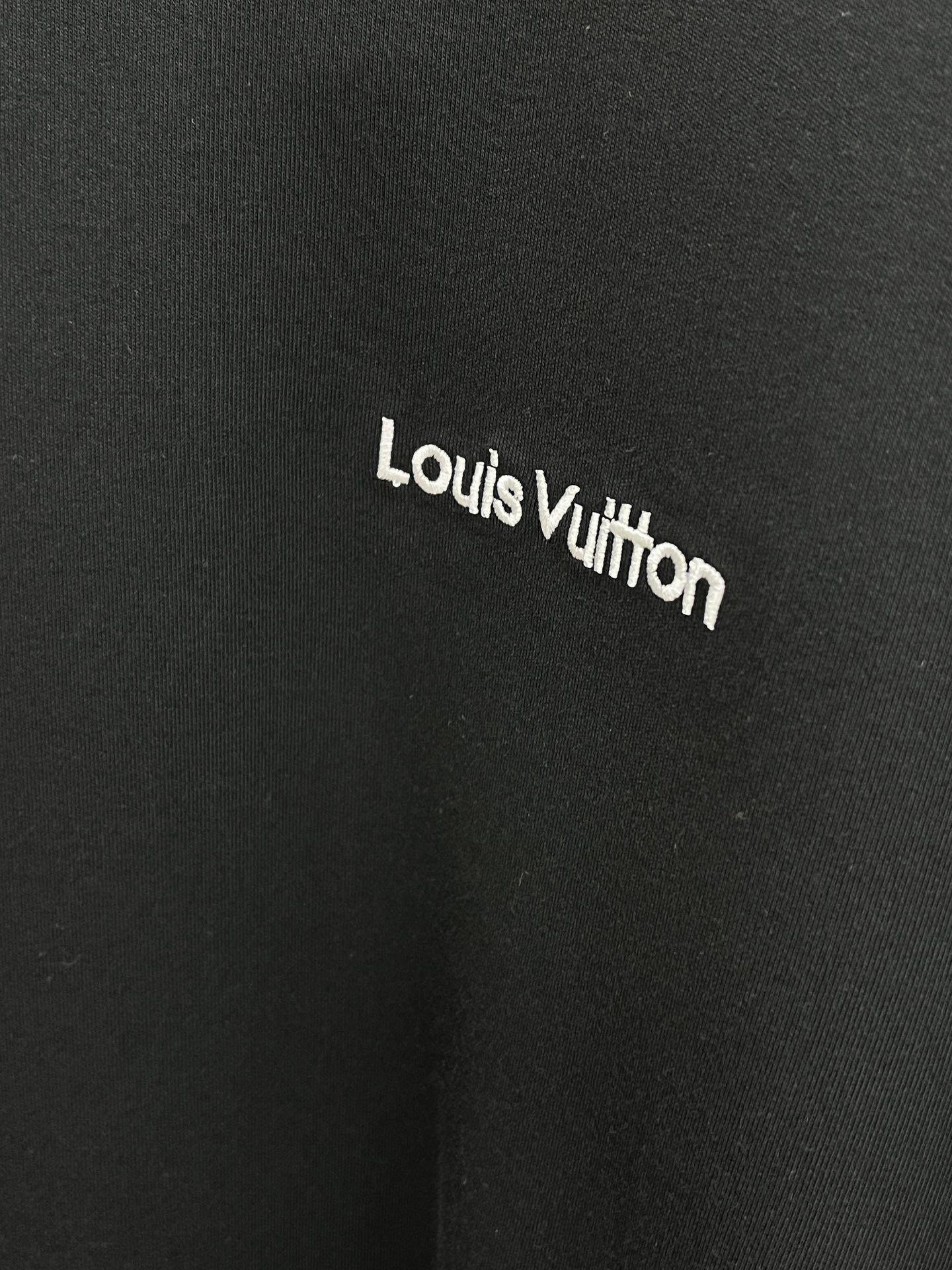 秋冬 LV 25ss秋季【新品】新款贸易订单圆领长袖网红款！上身舒适透气，不僵硬，整体有着丰富的立体感，