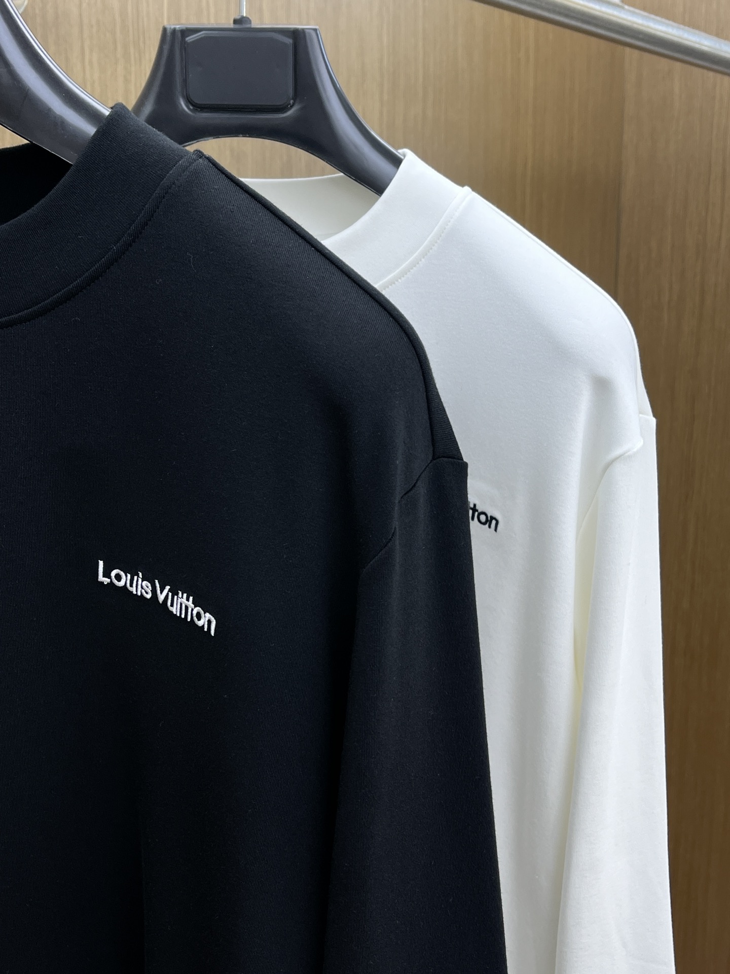 秋冬 LV 25ss秋季【新品】新款贸易订单圆领长袖网红款！上身舒适透气，不僵硬，整体有着丰富的立体感，