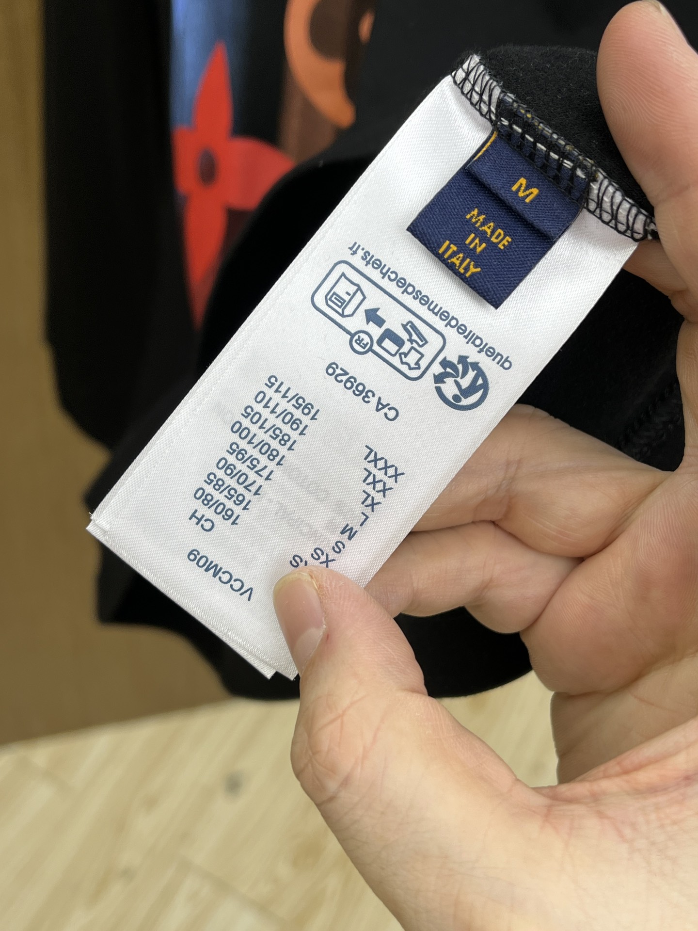 秋冬 LV 25ss秋季【新品】新款贸易订单圆领长袖网红款！上身舒适透气，不僵硬，整体有着丰富的立体感，