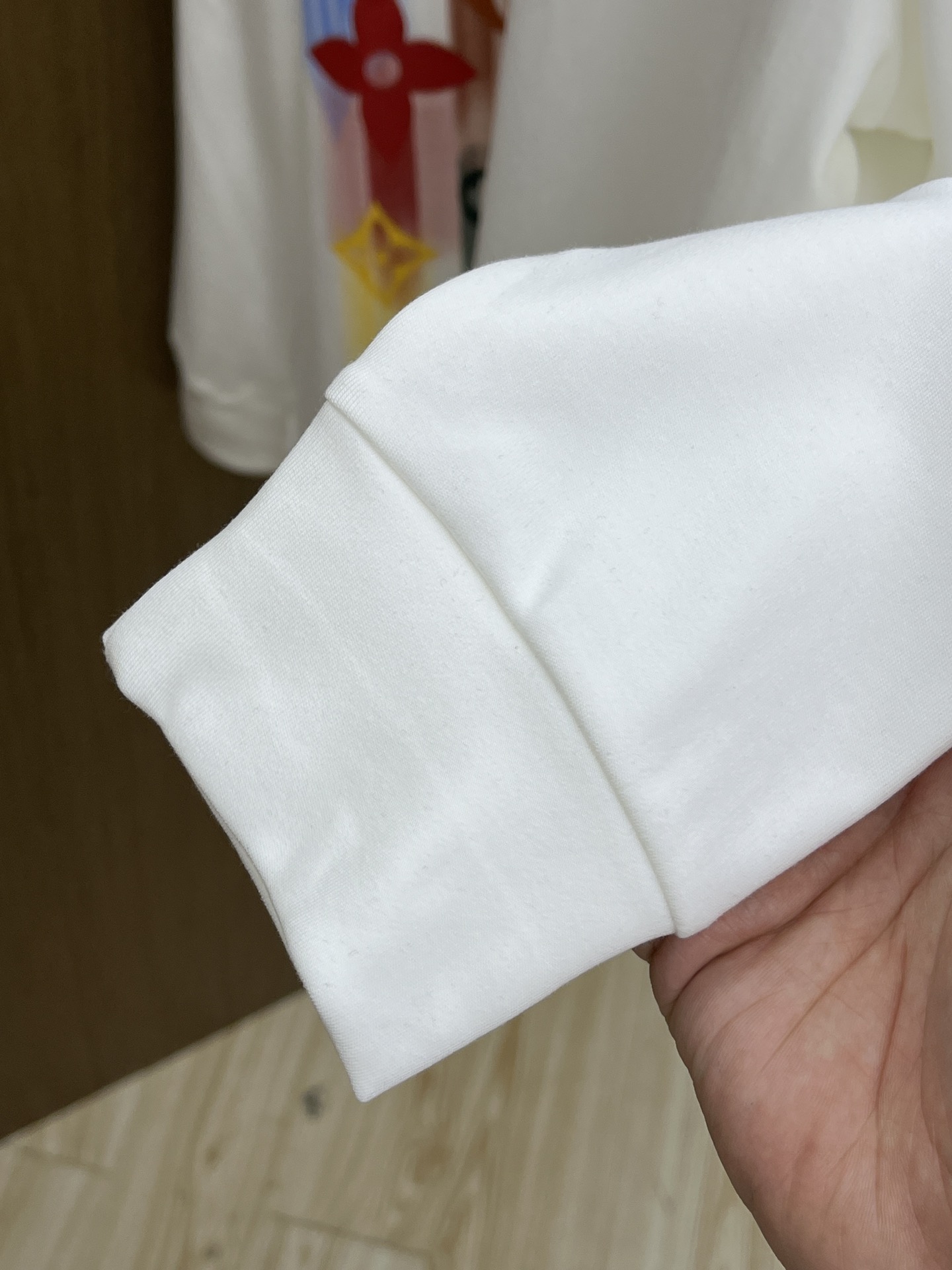 秋冬 LV 25ss秋季【新品】新款贸易订单圆领长袖网红款！上身舒适透气，不僵硬，整体有着丰富的立体感，