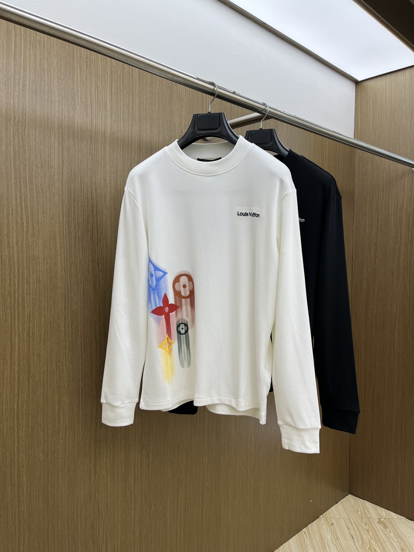 秋冬 LV 25ss秋季【新品】新款贸易订单圆领长袖网红款！上身舒适透气，不僵硬，整体有着丰富的立体感，