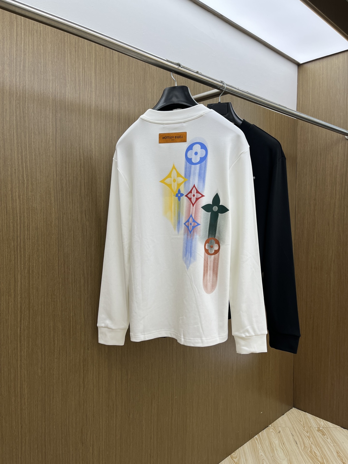 秋冬 LV 25ss秋季【新品】新款贸易订单圆领长袖网红款！上身舒适透气，不僵硬，整体有着丰富的立体感，