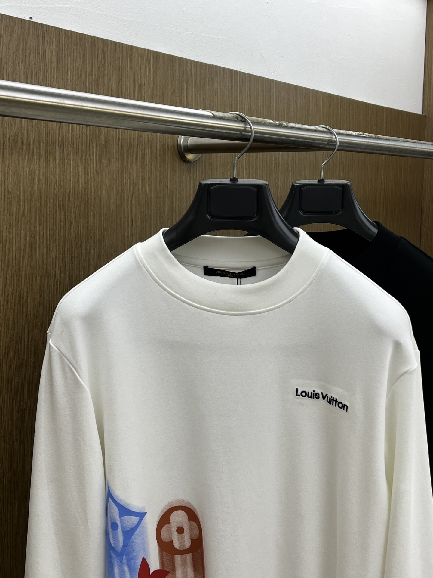 秋冬 LV 25ss秋季【新品】新款贸易订单圆领长袖网红款！上身舒适透气，不僵硬，整体有着丰富的立体感，