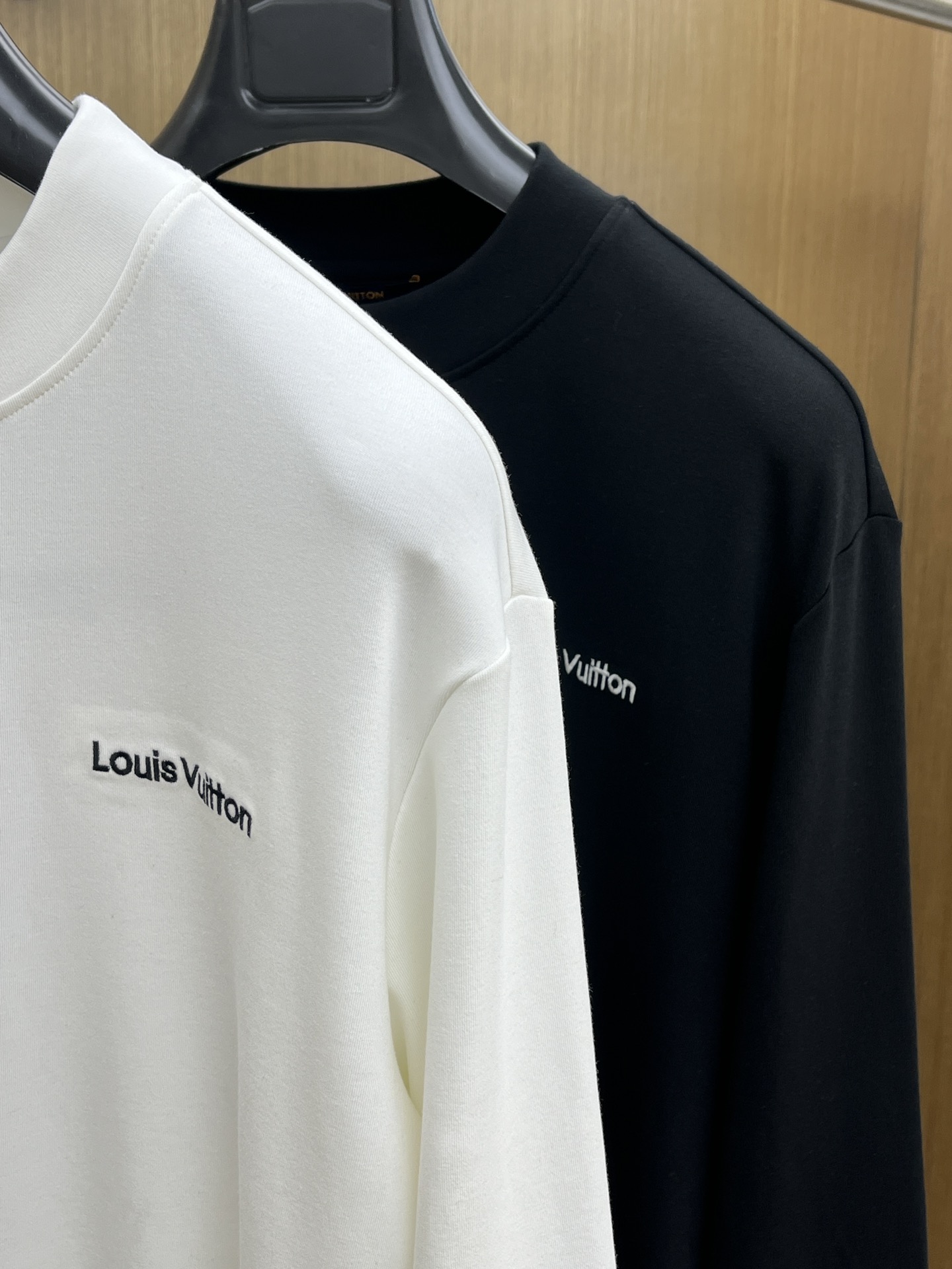 秋冬 LV 25ss秋季【新品】新款贸易订单圆领长袖网红款！上身舒适透气，不僵硬，整体有着丰富的立体感，