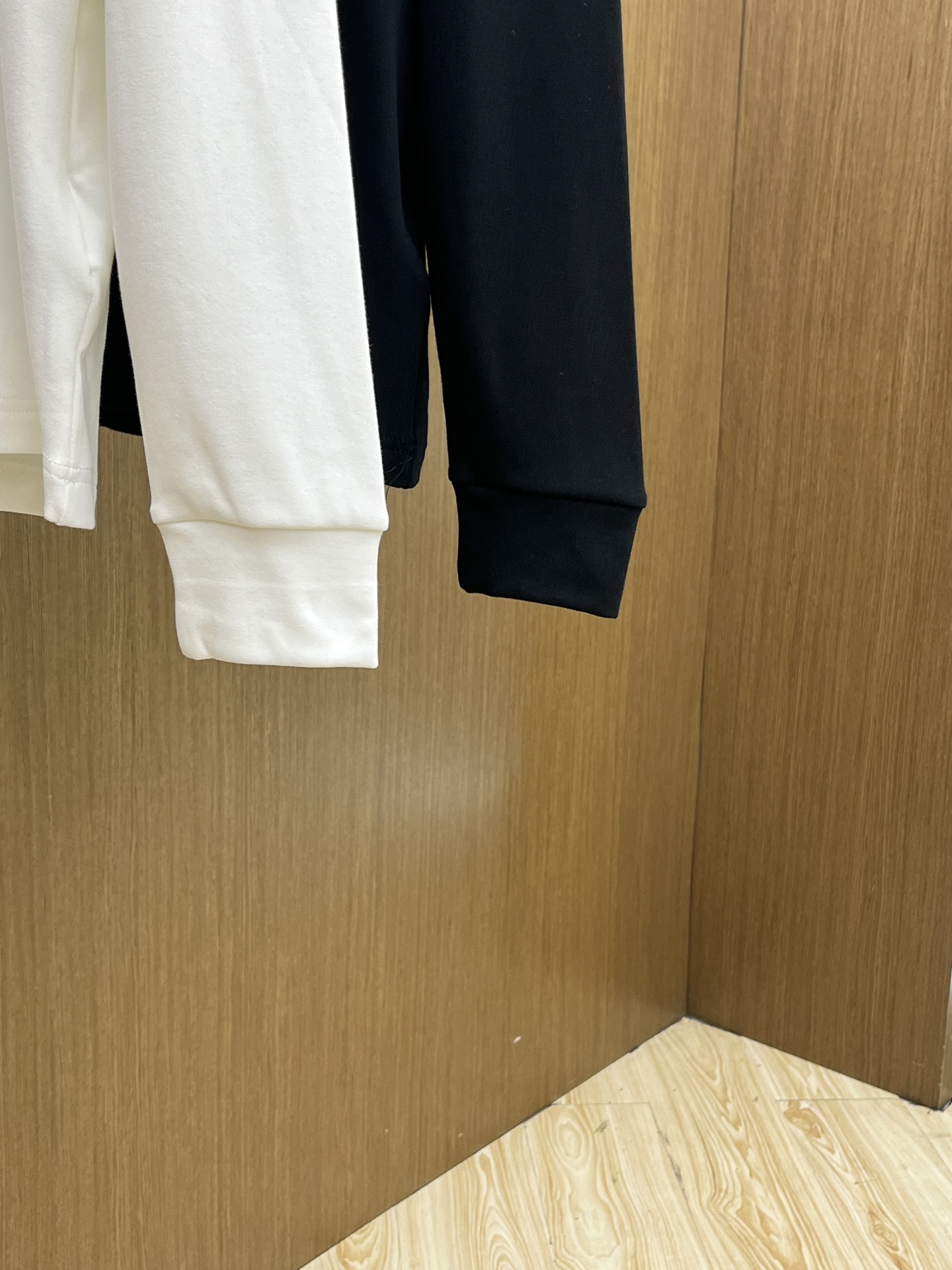 秋冬 LV 25ss秋季【新品】新款贸易订单圆领长袖网红款！上身舒适透气，不僵硬，整体有着丰富的立体感，