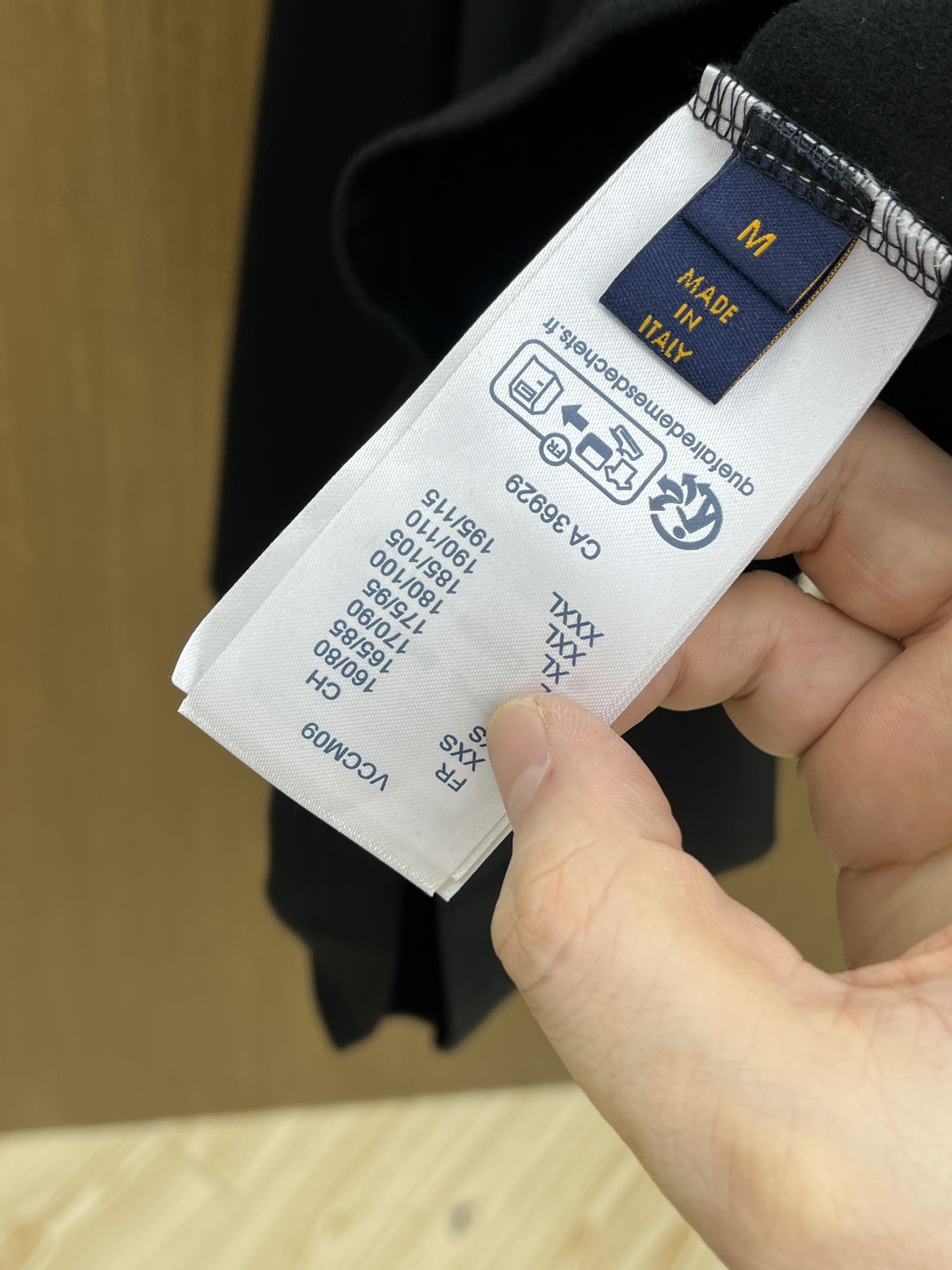 秋冬 LV 25ss秋季【新品】新款贸易订单圆领长袖网红款！上身舒适透气，不僵硬，整体有着丰富的立体感，