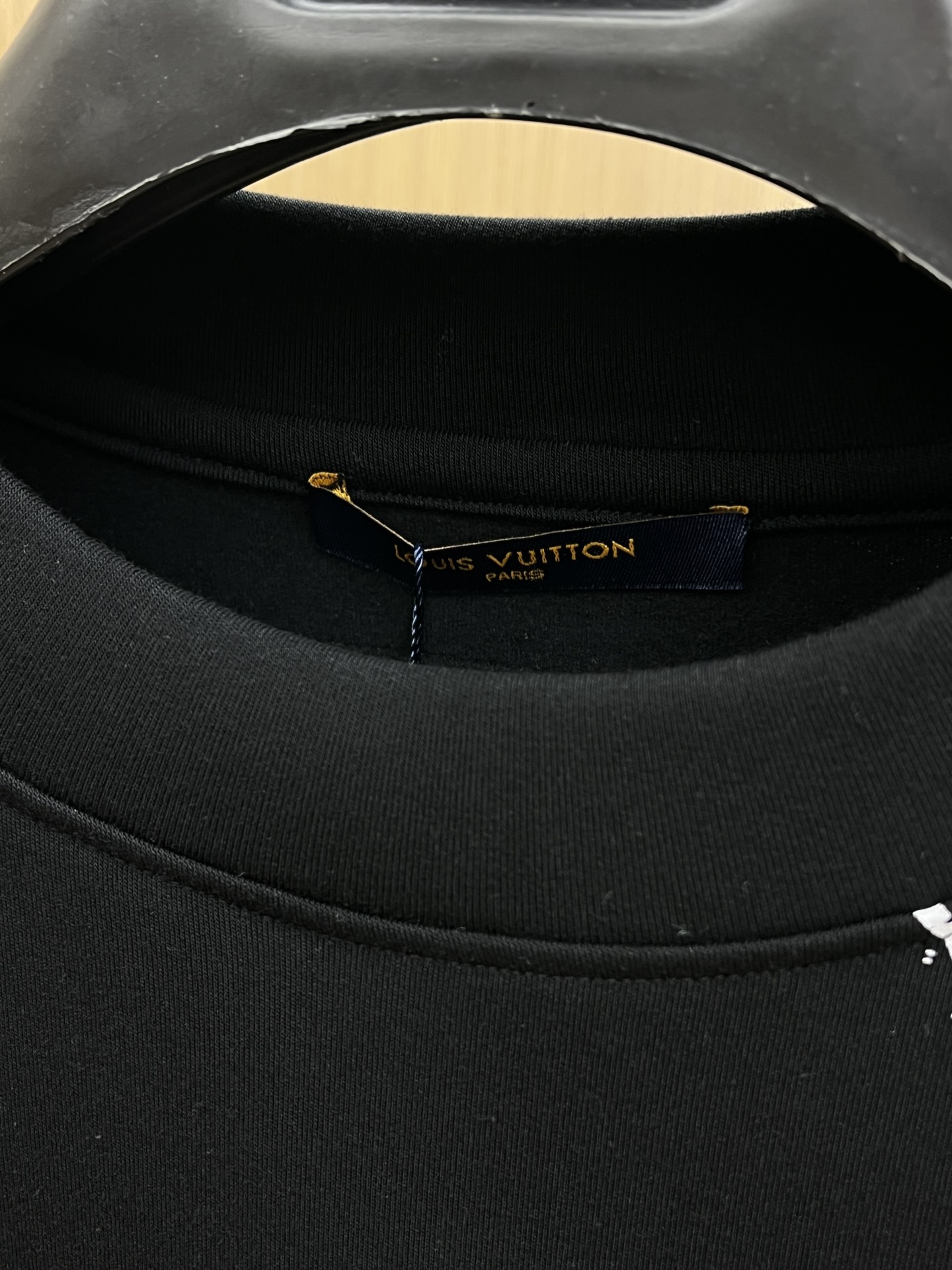 秋冬 LV 25ss秋季【新品】新款贸易订单圆领长袖网红款！上身舒适透气，不僵硬，整体有着丰富的立体感，