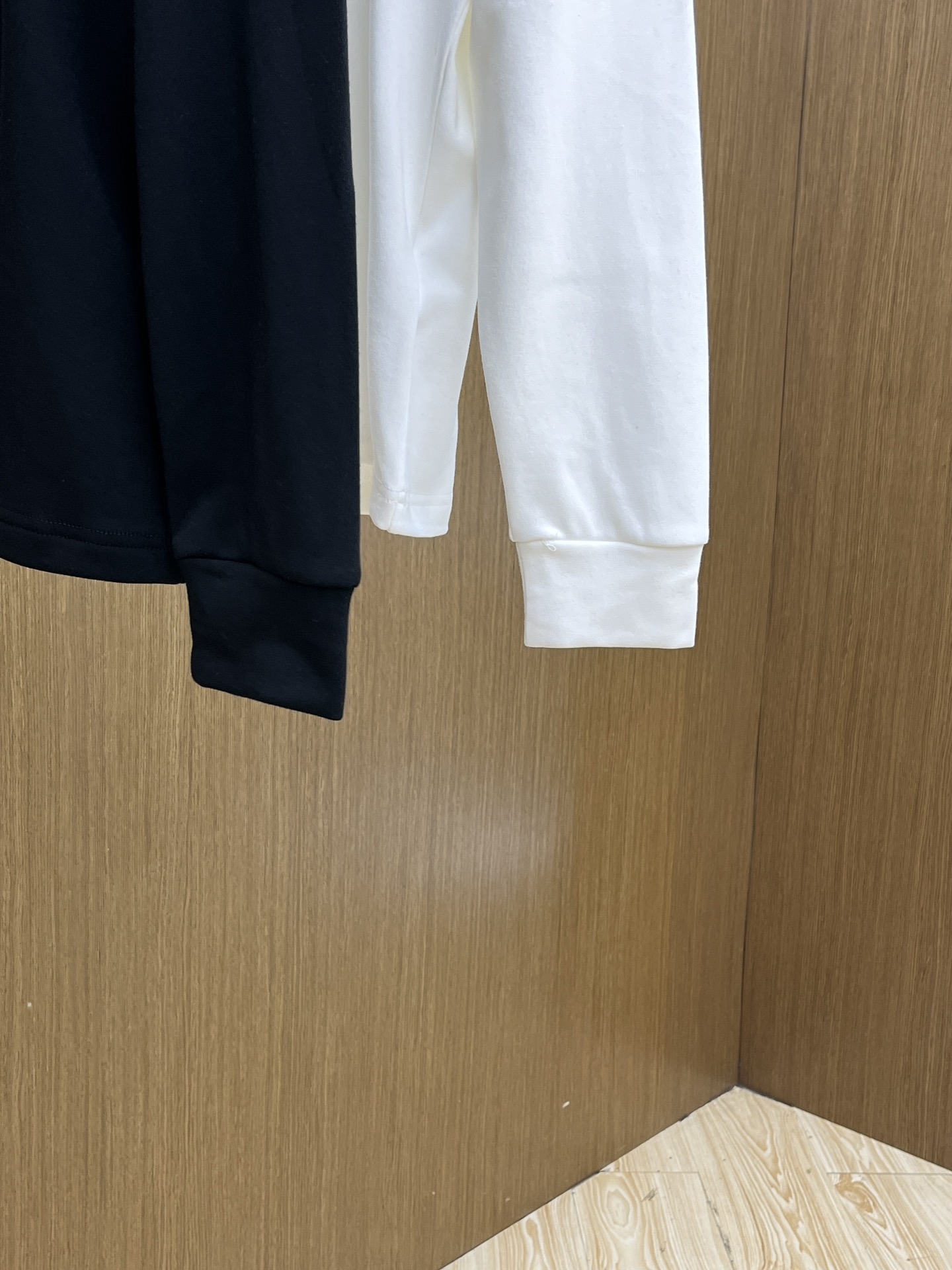 秋冬 LV 25ss秋季【新品】新款贸易订单圆领长袖网红款！上身舒适透气，不僵硬，整体有着丰富的立体感，