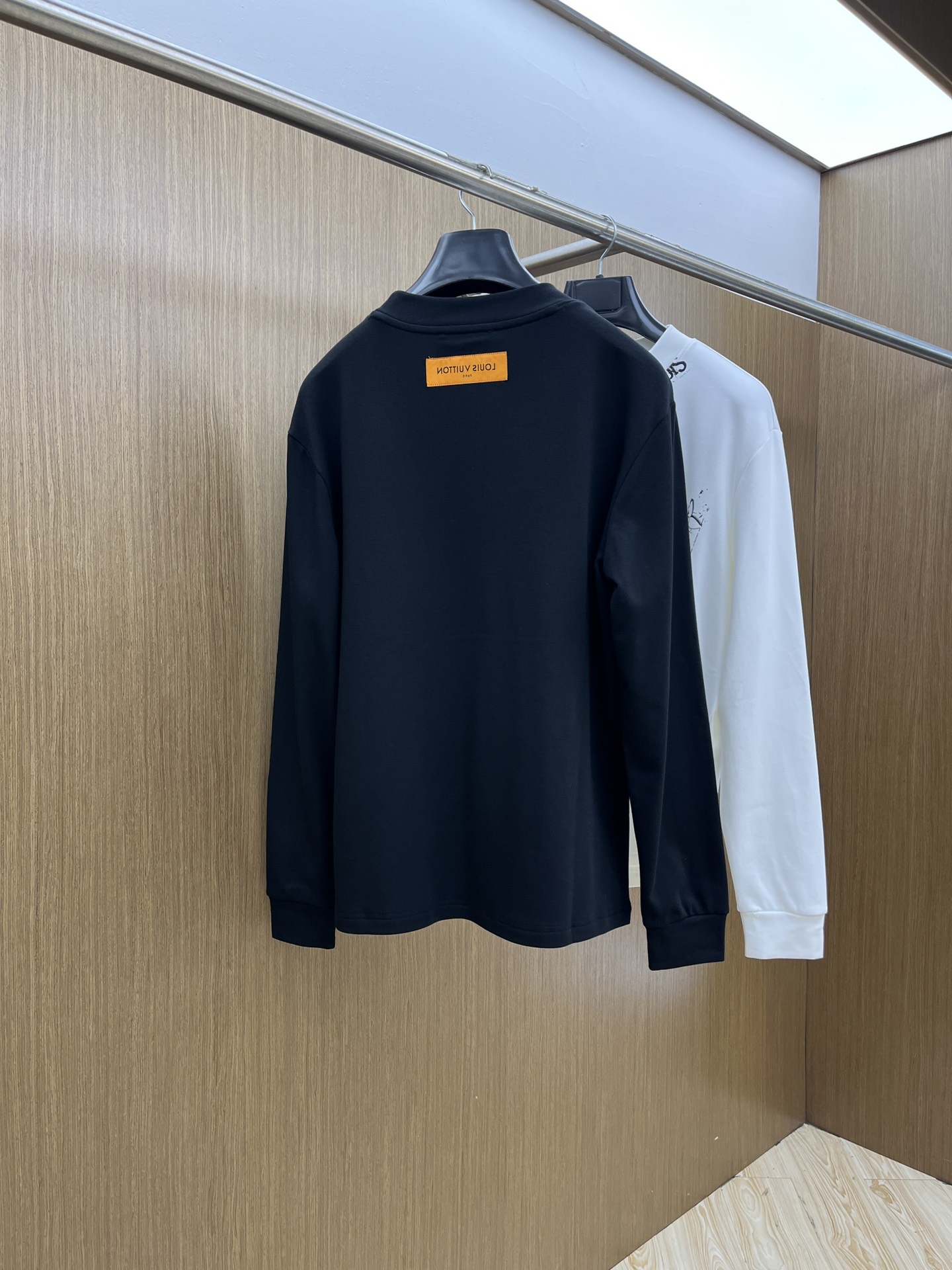 秋冬 LV 25ss秋季【新品】新款贸易订单圆领长袖网红款！上身舒适透气，不僵硬，整体有着丰富的立体感，