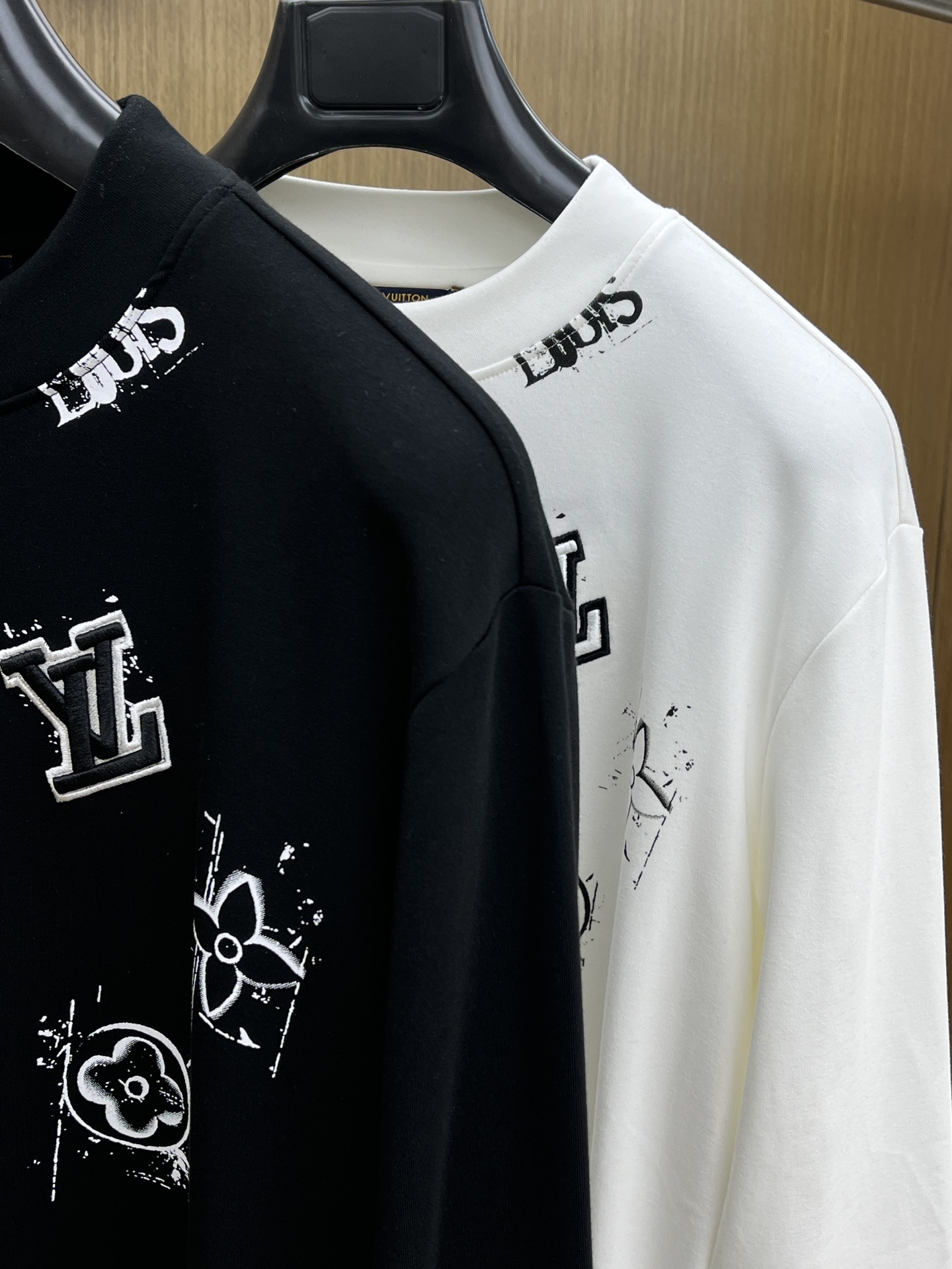 秋冬 LV 25ss秋季【新品】新款贸易订单圆领长袖网红款！上身舒适透气，不僵硬，整体有着丰富的立体感，