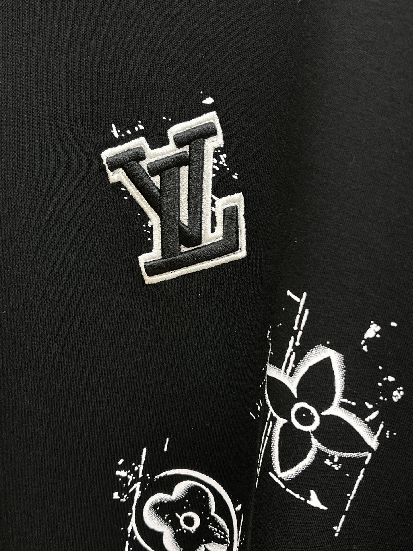 秋冬 LV 25ss秋季【新品】新款贸易订单圆领长袖网红款！上身舒适透气，不僵硬，整体有着丰富的立体感，