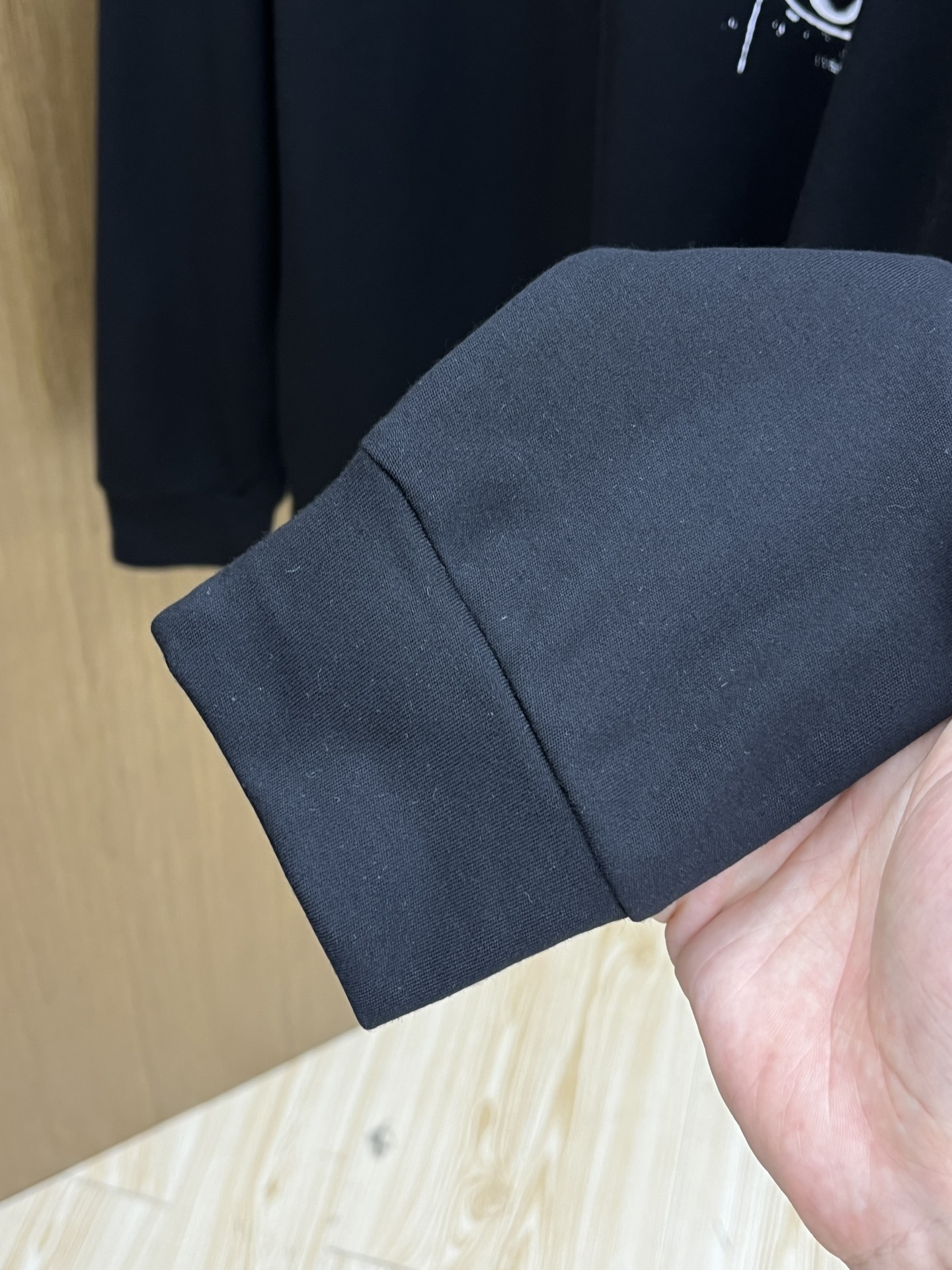 秋冬 LV 25ss秋季【新品】新款贸易订单圆领长袖网红款！上身舒适透气，不僵硬，整体有着丰富的立体感，