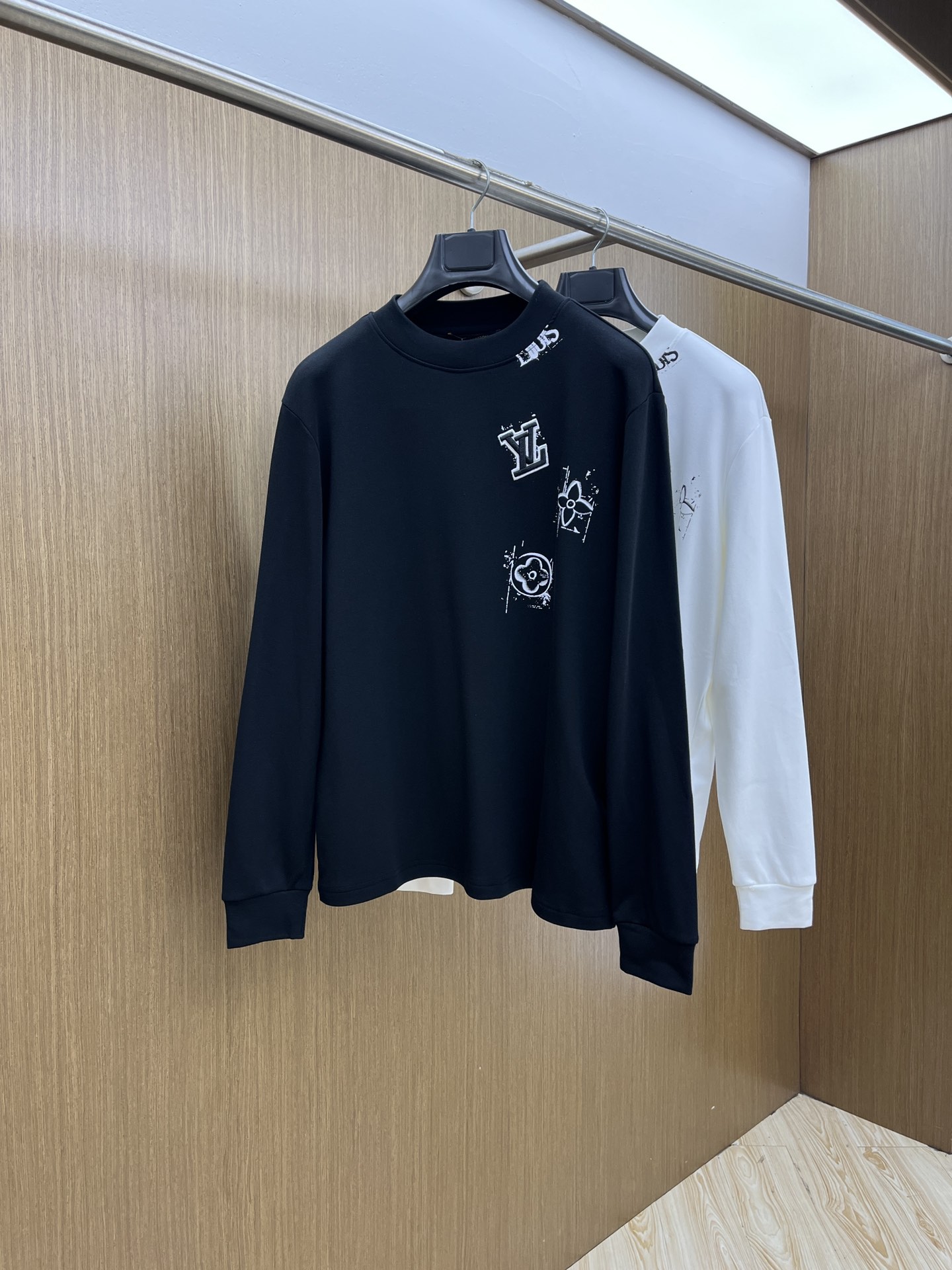 秋冬 LV 25ss秋季【新品】新款贸易订单圆领长袖网红款！上身舒适透气，不僵硬，整体有着丰富的立体感，