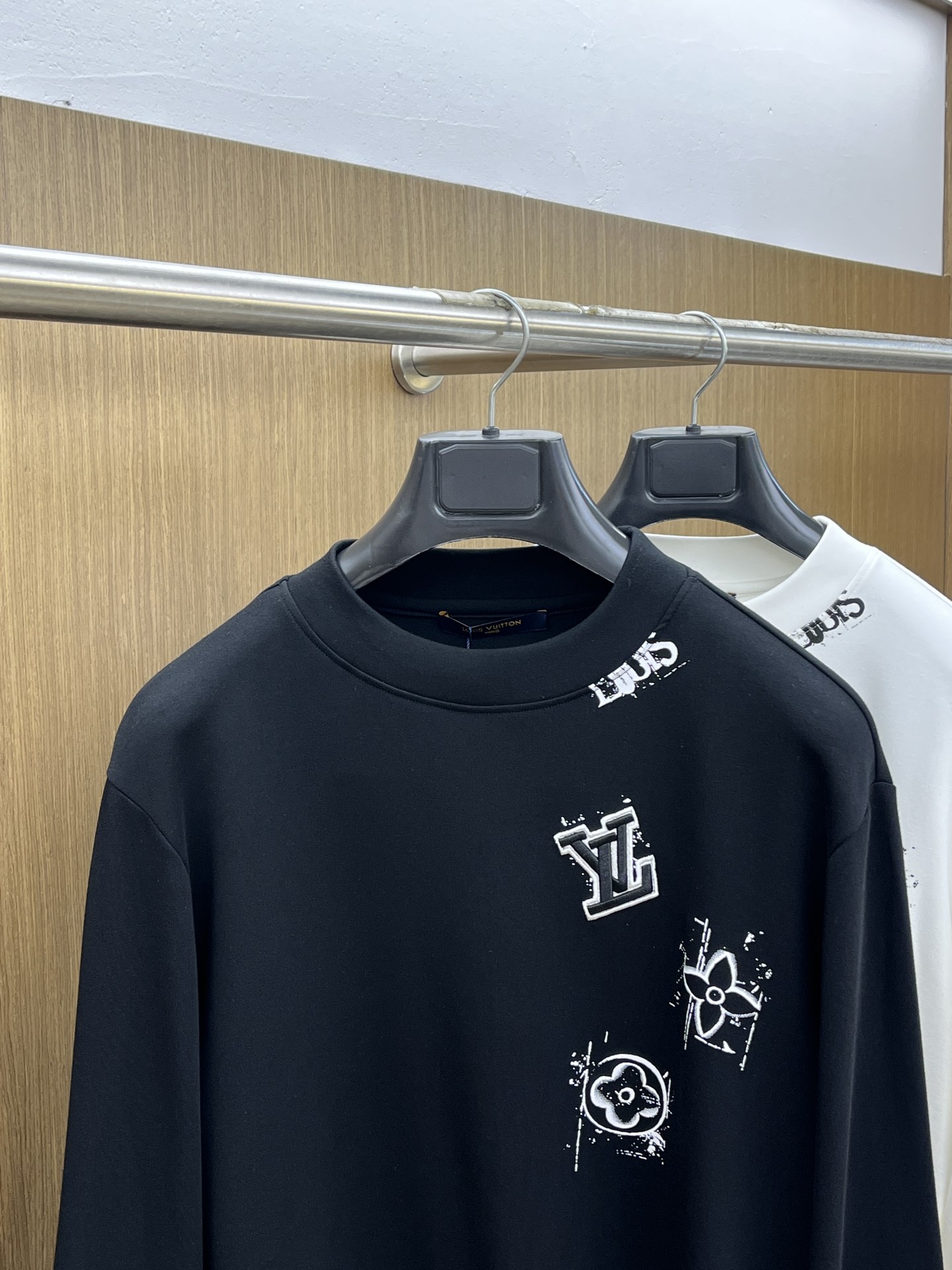 秋冬 LV 25ss秋季【新品】新款贸易订单圆领长袖网红款！上身舒适透气，不僵硬，整体有着丰富的立体感，