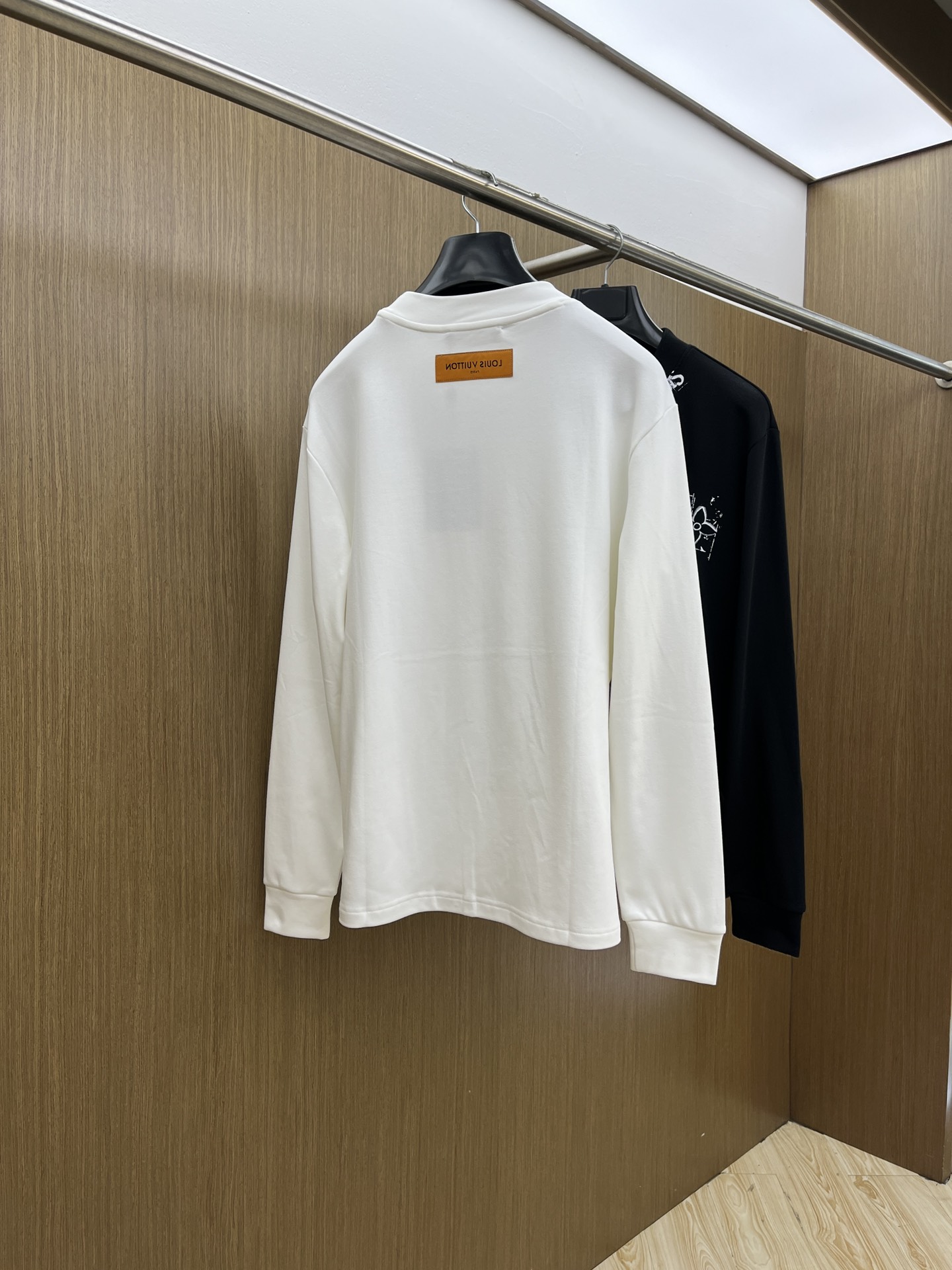 秋冬 LV 25ss秋季【新品】新款贸易订单圆领长袖网红款！上身舒适透气，不僵硬，整体有着丰富的立体感，